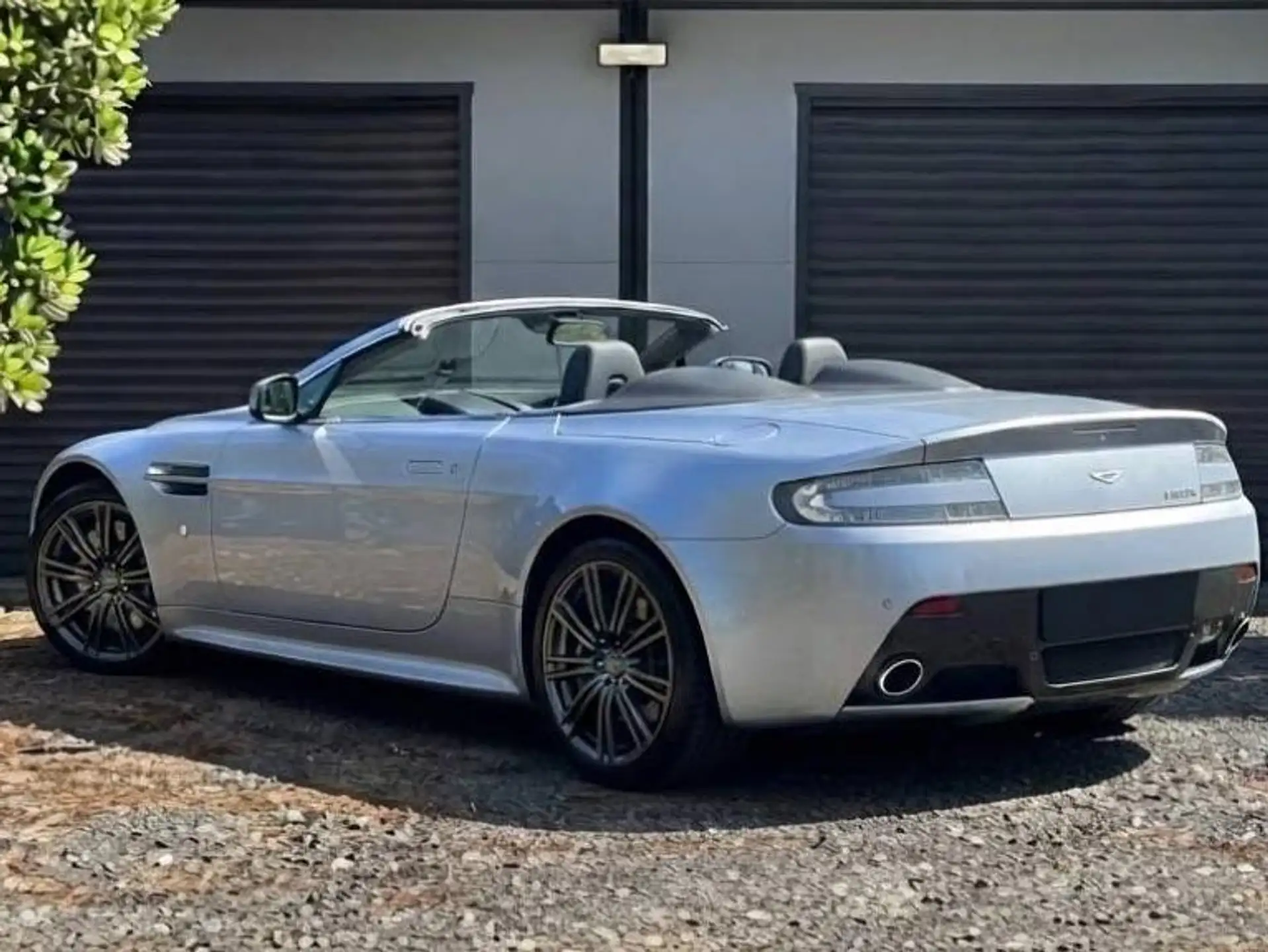 애스턴마틴 DBS Volante 2010 은색 사진 3