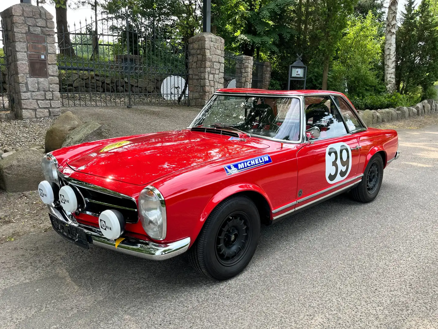 Mercedes-Benz 230 SL Böhringer Pagode mit FIA Wagenpass Rot - 1