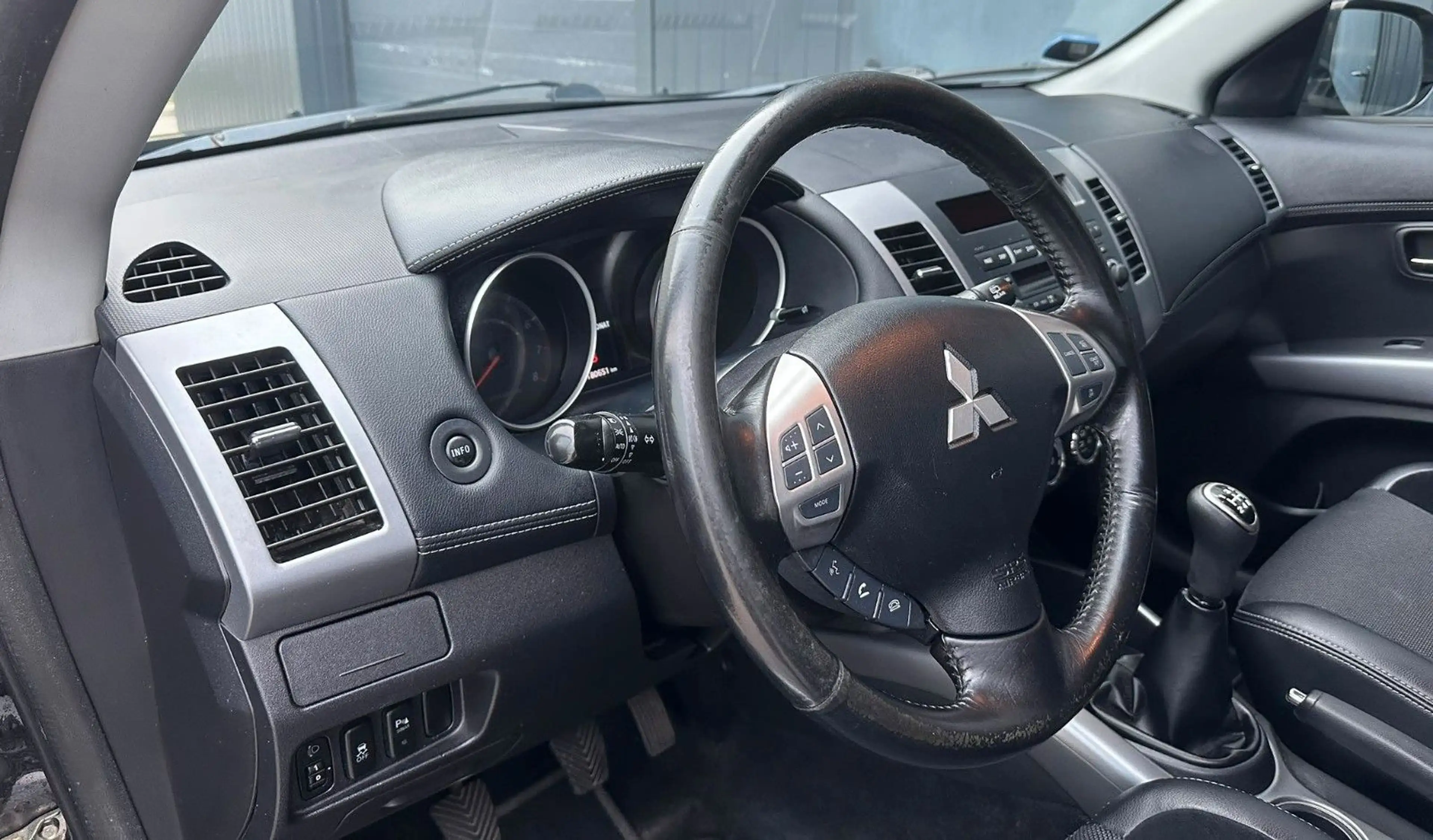 Mitsubishi Outlander Edition 2WD*Tüv NEU*PDC*Allwetter* — photo 11