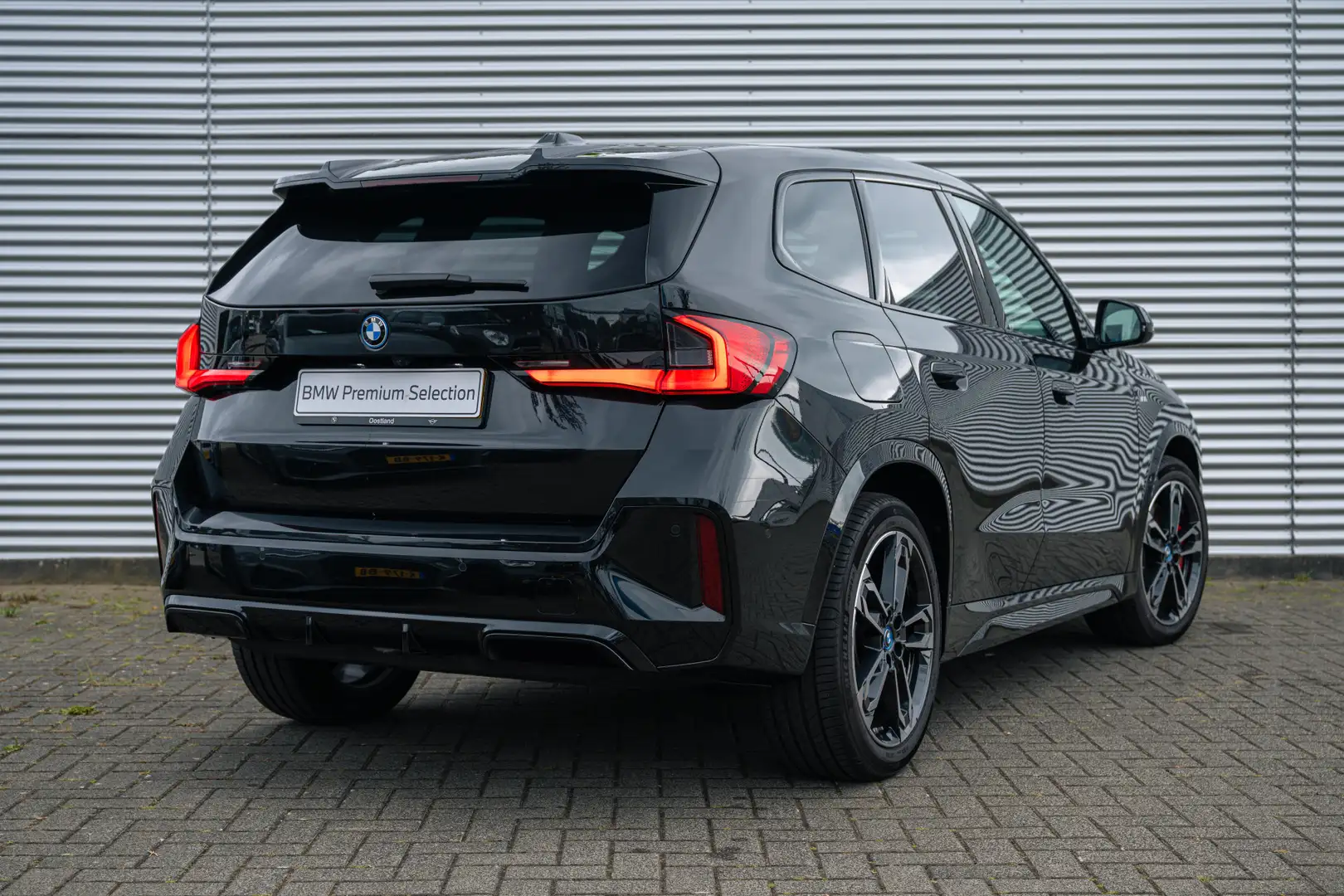BMW iX1 xDrive30 M Sport / Panoramadak / Adaptieve LED / M Zwart - 2