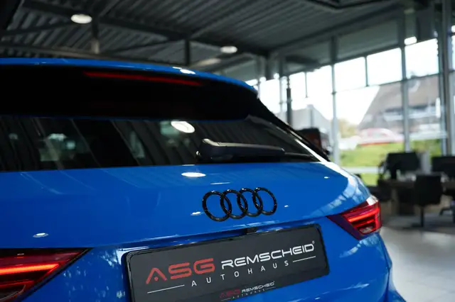 Audi Q3 view 14