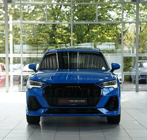 Audi Q3 view 3