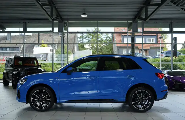 Audi Q3 view 10