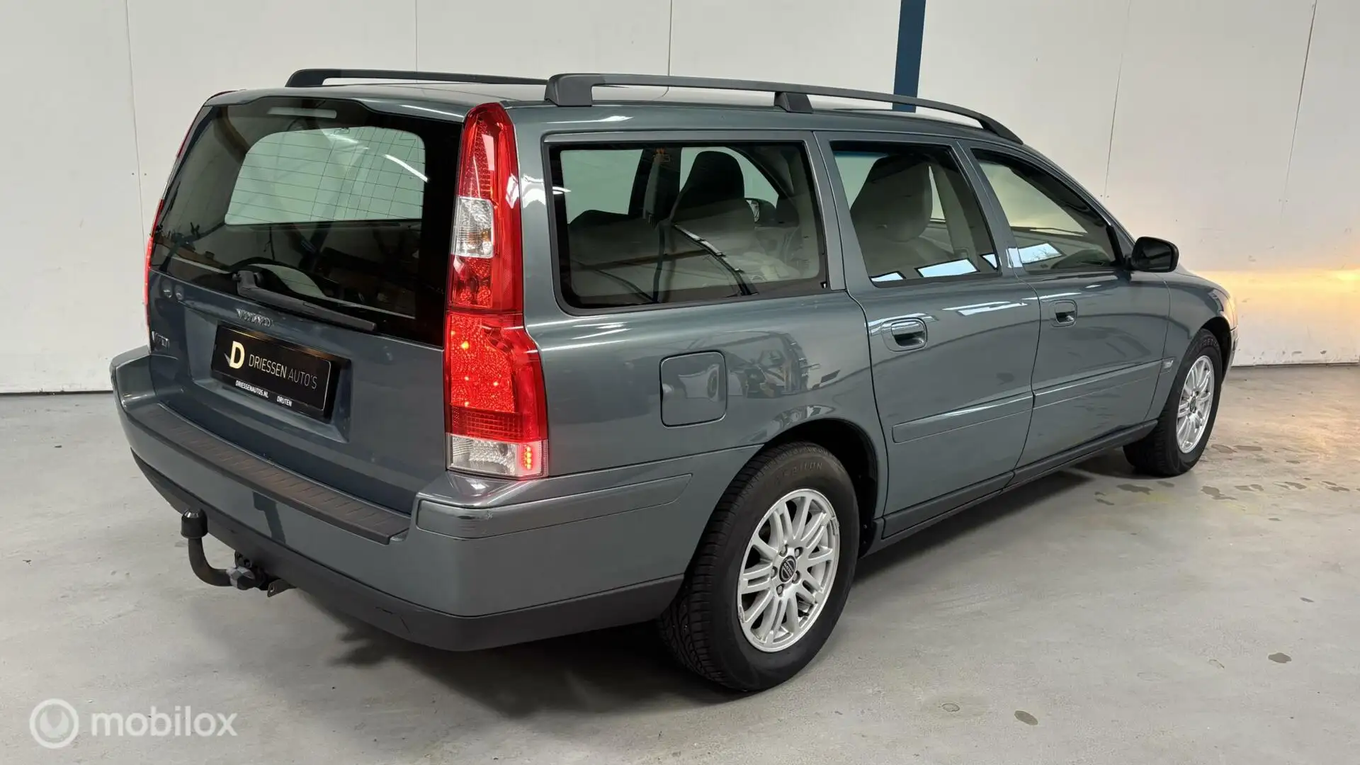 Volvo V70 2.4 Kinetic 1e EIGENAAR / AUTOMAAT Blauw - 2