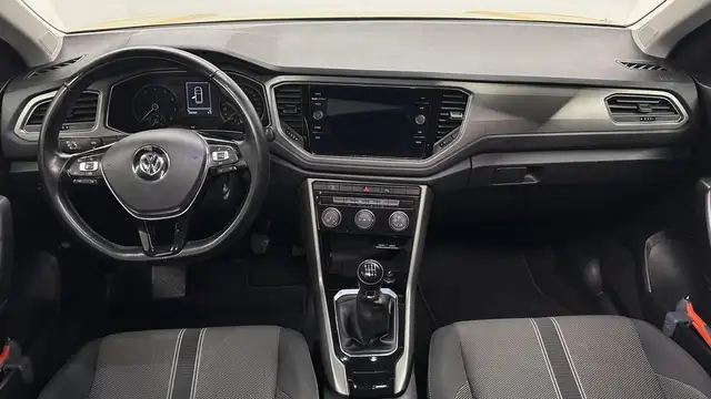Volkswagen T-Roc view 3