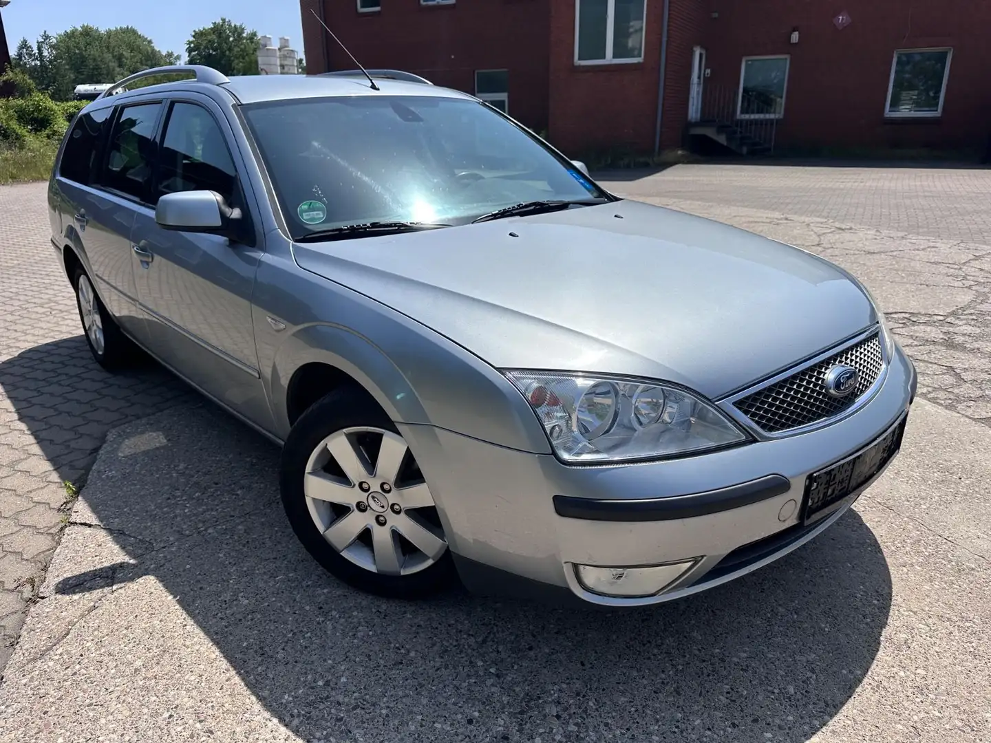 Ford Mondeo 1.8 92 kW Ghia,TÜV Neu AHK Grau - 1