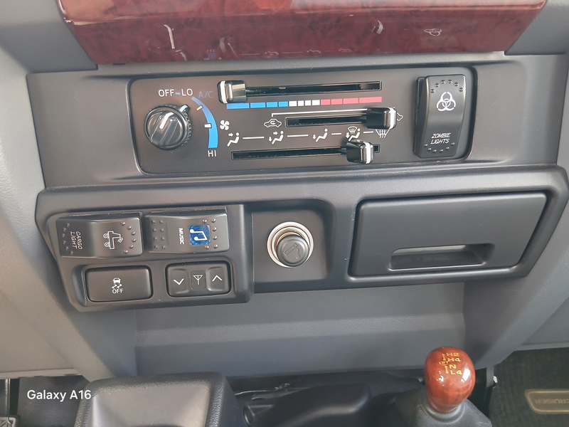 Toyota Land Cruiser Pickup 4,0 Benzin V6 6 sitzig — photo 14