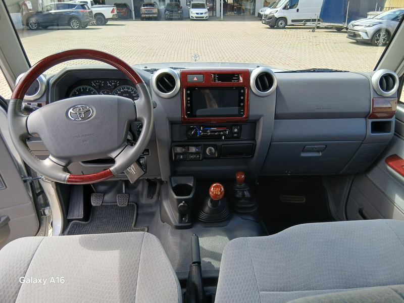 Toyota Land Cruiser Pickup 4,0 Benzin V6 6 sitzig — photo 9