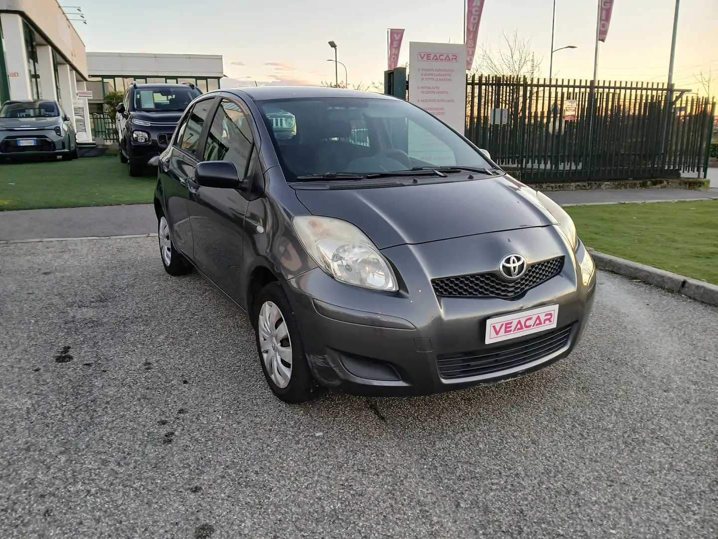 Toyota Yaris 5p 1.0 my10 UNICO PROPRIETARIO, OK NEOPATENTATI Grigio - 2