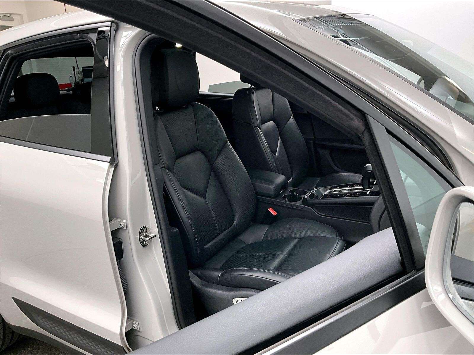 2023 Porsche Macan AWD thumb 14