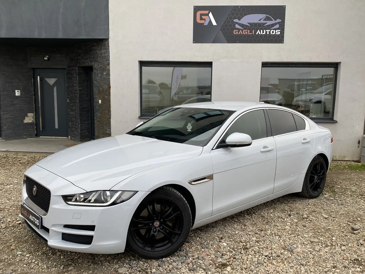 Jaguar XE 2.0 D - 163 ch BVA E-Performance Pure Wit - 1