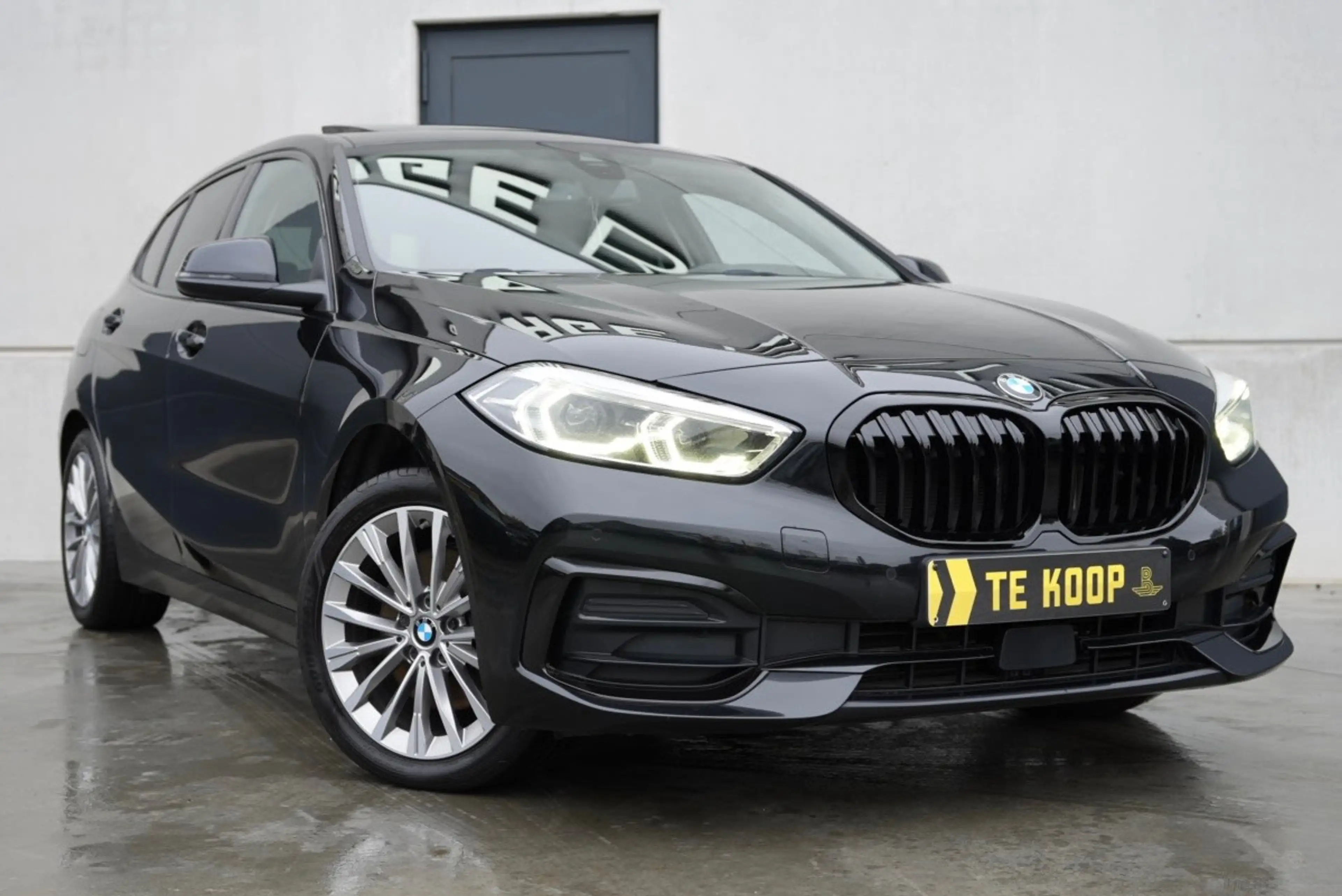 BMW 118 CarPlay | Panoramadak | Leder | Trekhaak | LED | Live Cockpit Pro | Driving Assistant