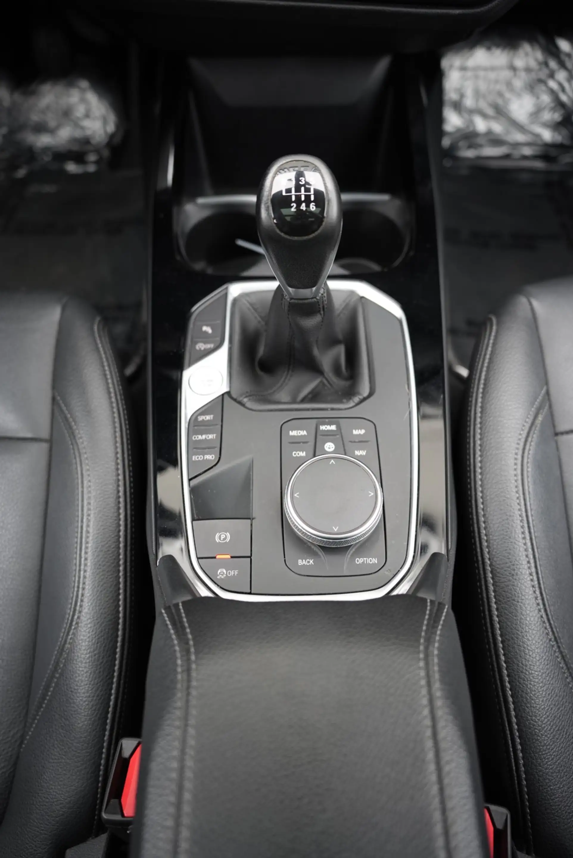 BMW 118 CarPlay | Panoramadak | Leder | Trekhaak | LED | Live Cockpit Pro | Driving Assistant — photo 30