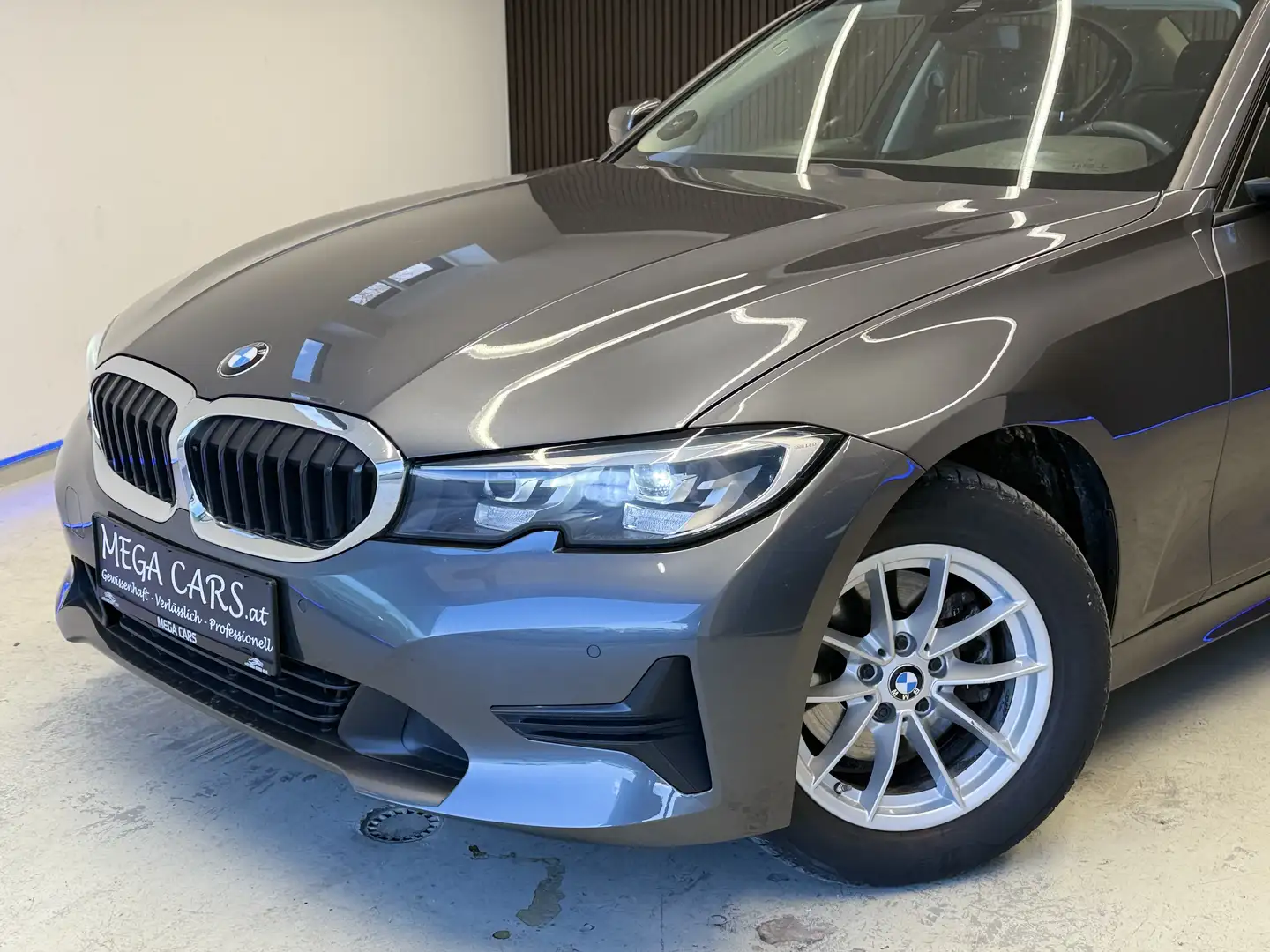 BMW 320 d Advantage Aut. | WENIG KM | NAVI | SITZH. | AHK Grau - 2