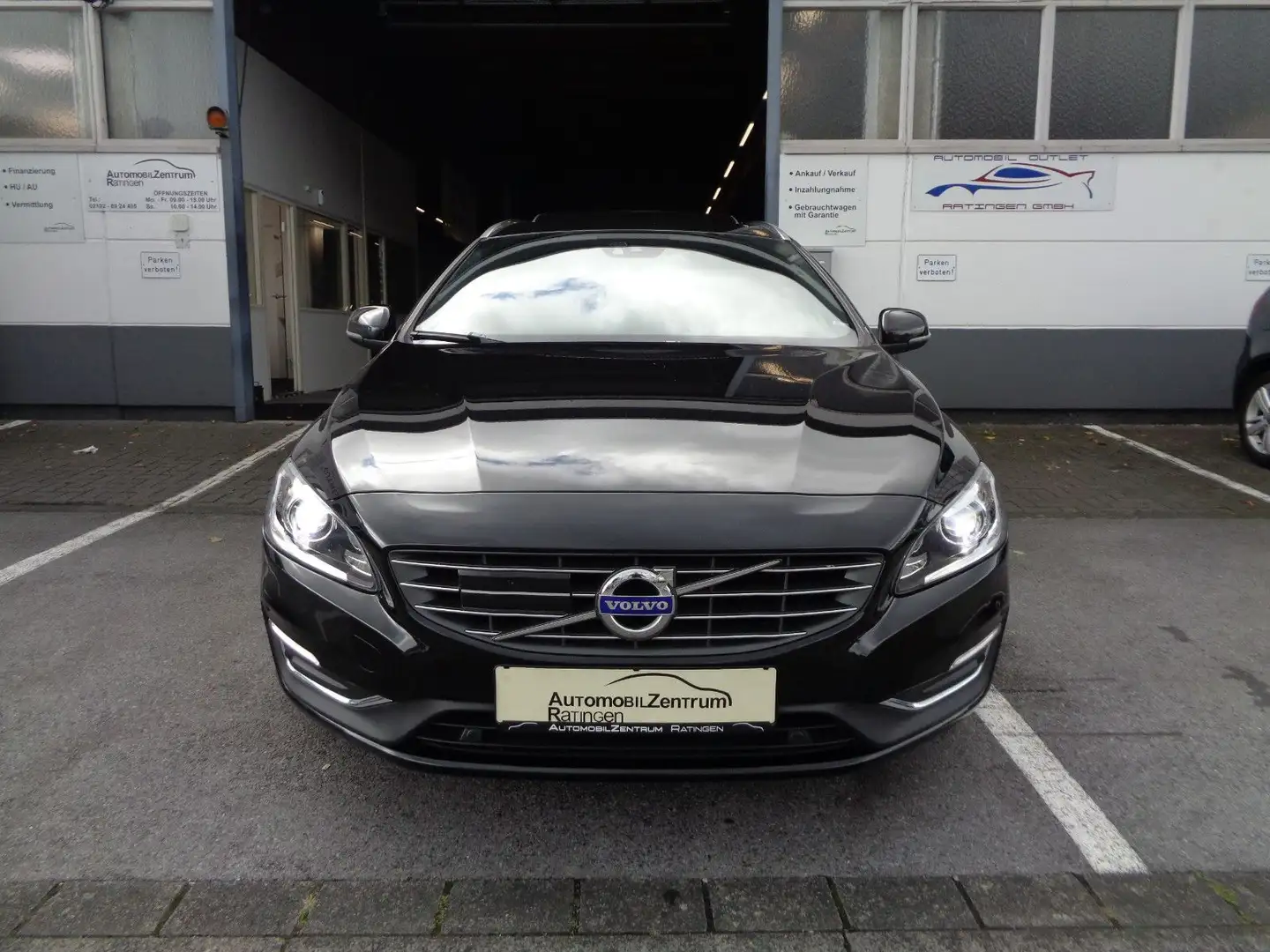 Volvo V60 Kombi 2.0 D4 Summum 1.HD*VOLLAUSSTATTUNG* Schwarz - 2
