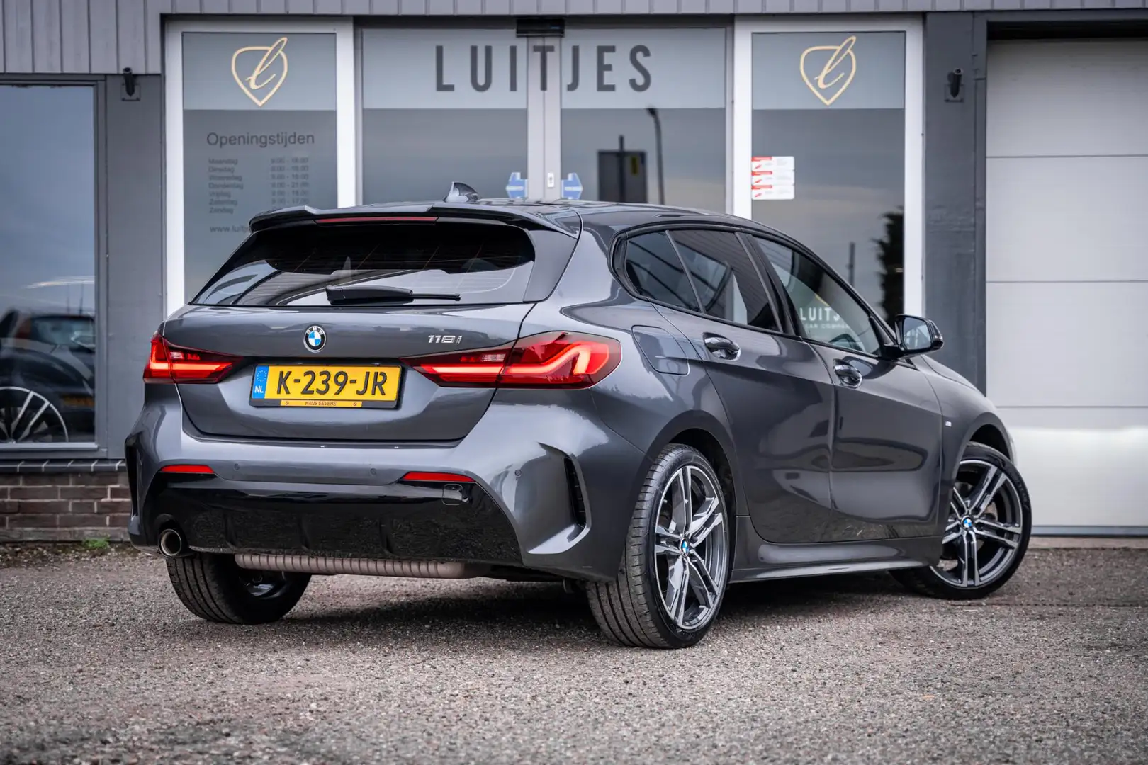 BMW 118 1-serie 118i High-Executive M-Sport I 1e-eig. I Ca Grau - 2
