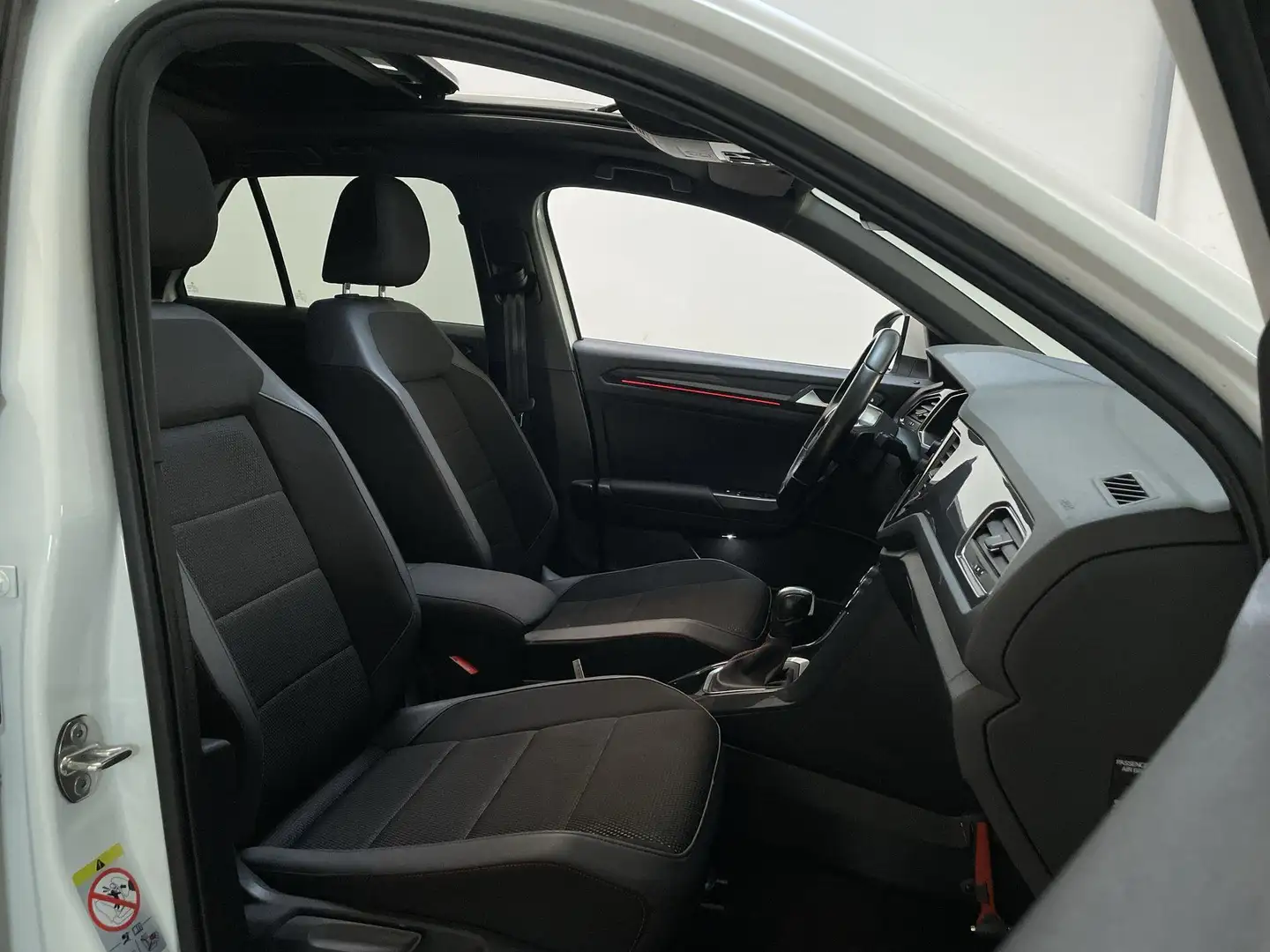 Volkswagen T-Roc 1.5 TSI 150pk DSG Sport Business R R-Line Panorama Weiß - 2