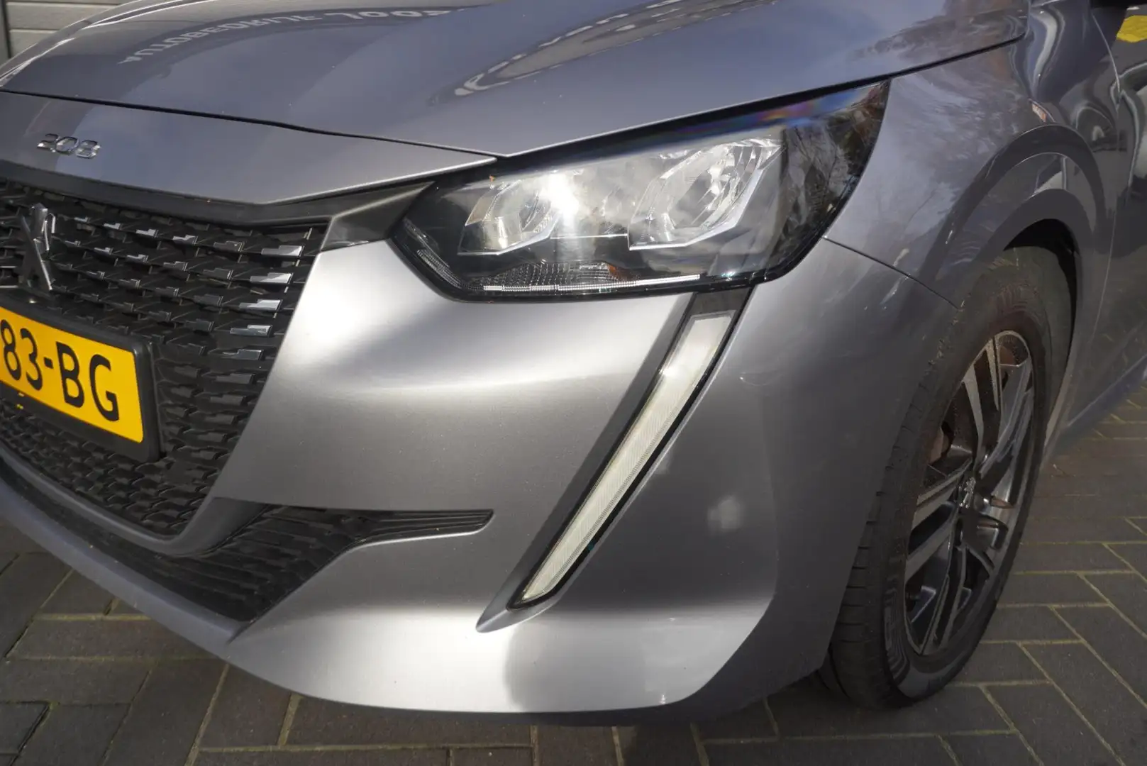 Peugeot 208 1.2 PureTech Aut/Airco/CC/Carplay/Park.sensoren Grijs - 2