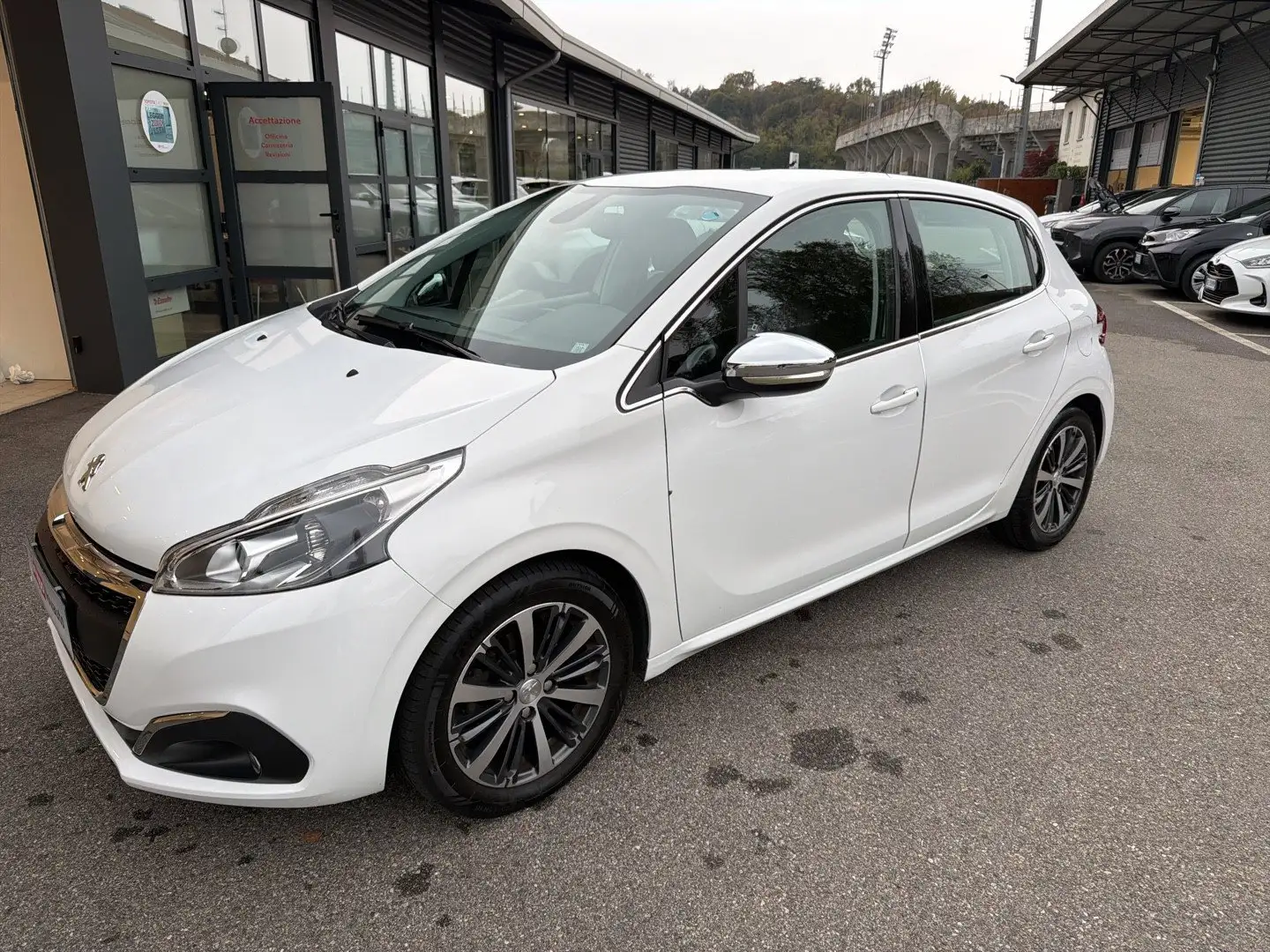 Peugeot 208 PureTech 82 5 porte Allure Weiß - 1