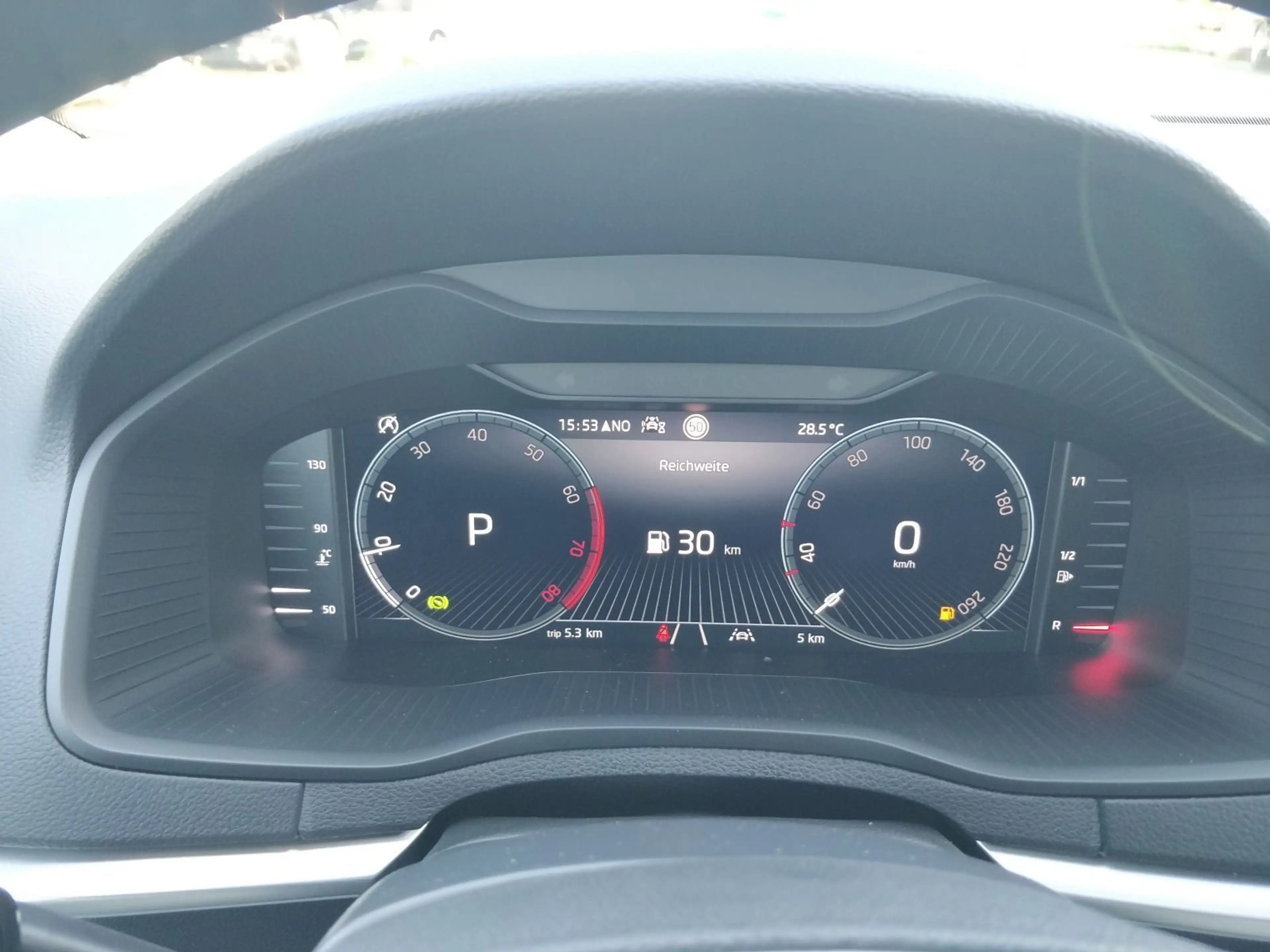 Skoda Karoq 1.5 TSI Balance 150PS AHK 360 LKHZ SHZ KES — photo 14