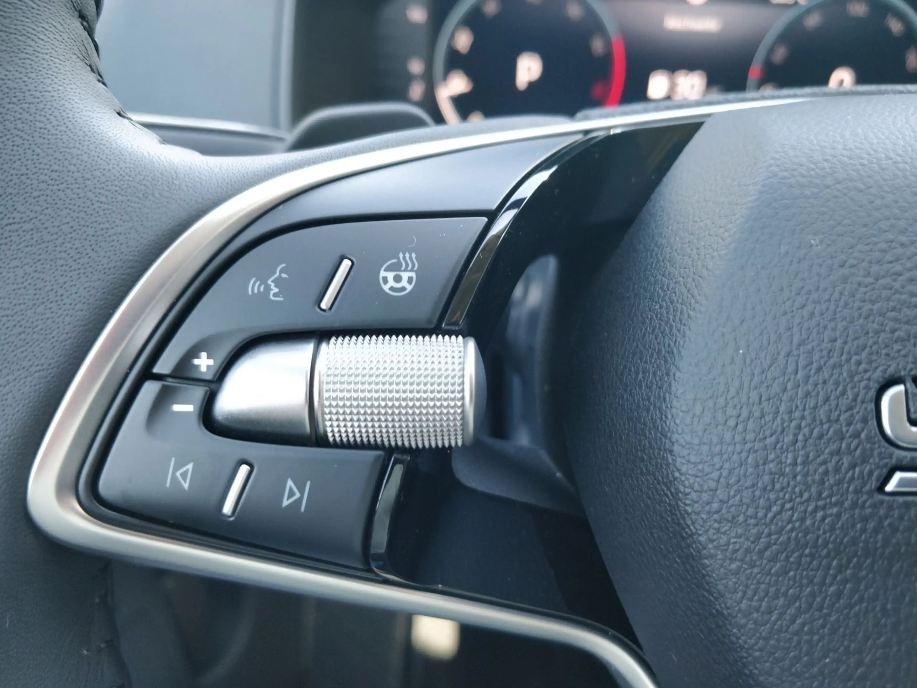 Skoda Karoq 1.5 TSI Balance 150PS AHK 360 LKHZ SHZ KES — photo 15