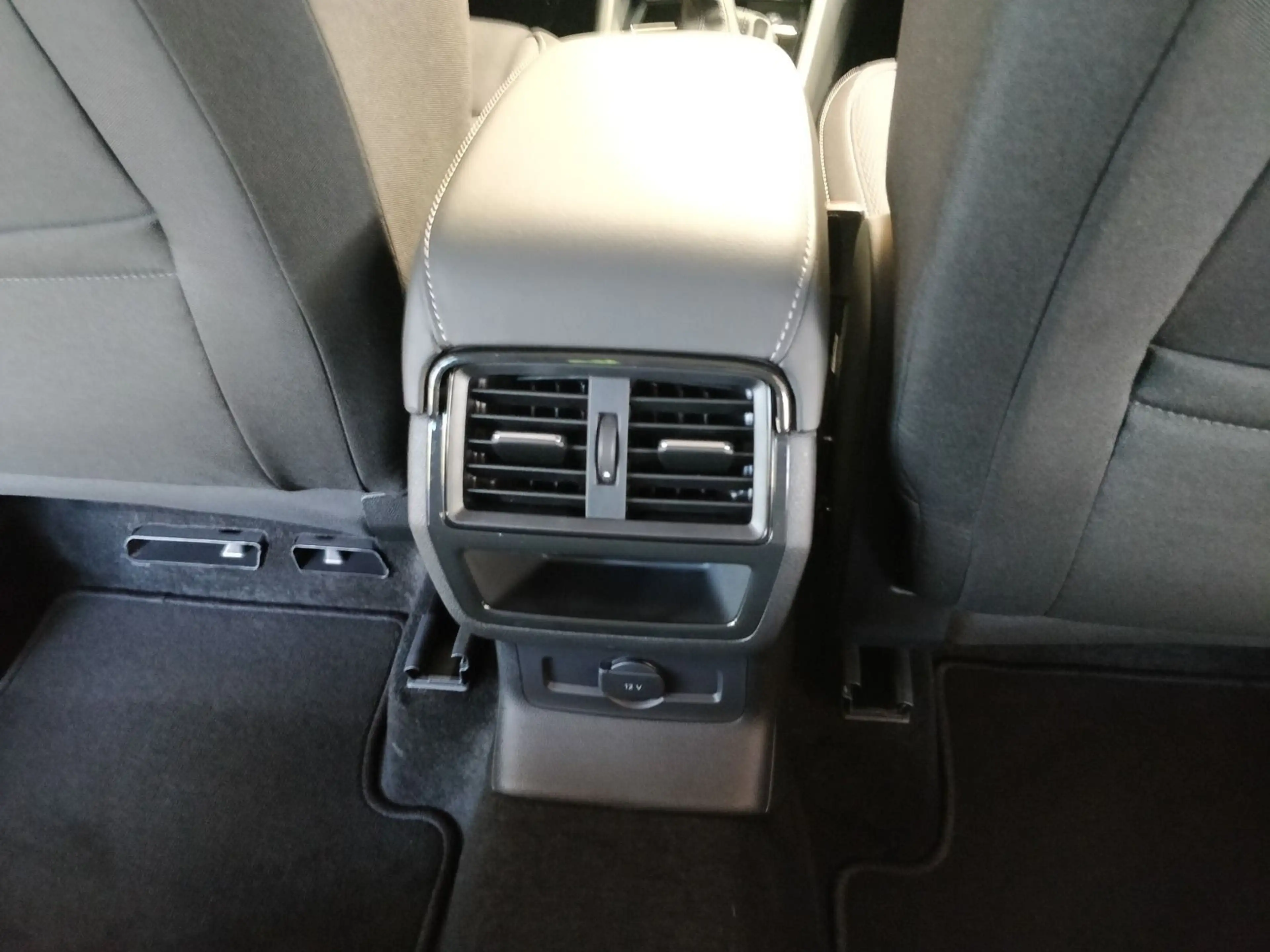 Skoda Karoq 1.5 TSI Balance 150PS AHK 360 LKHZ SHZ KES — photo 11