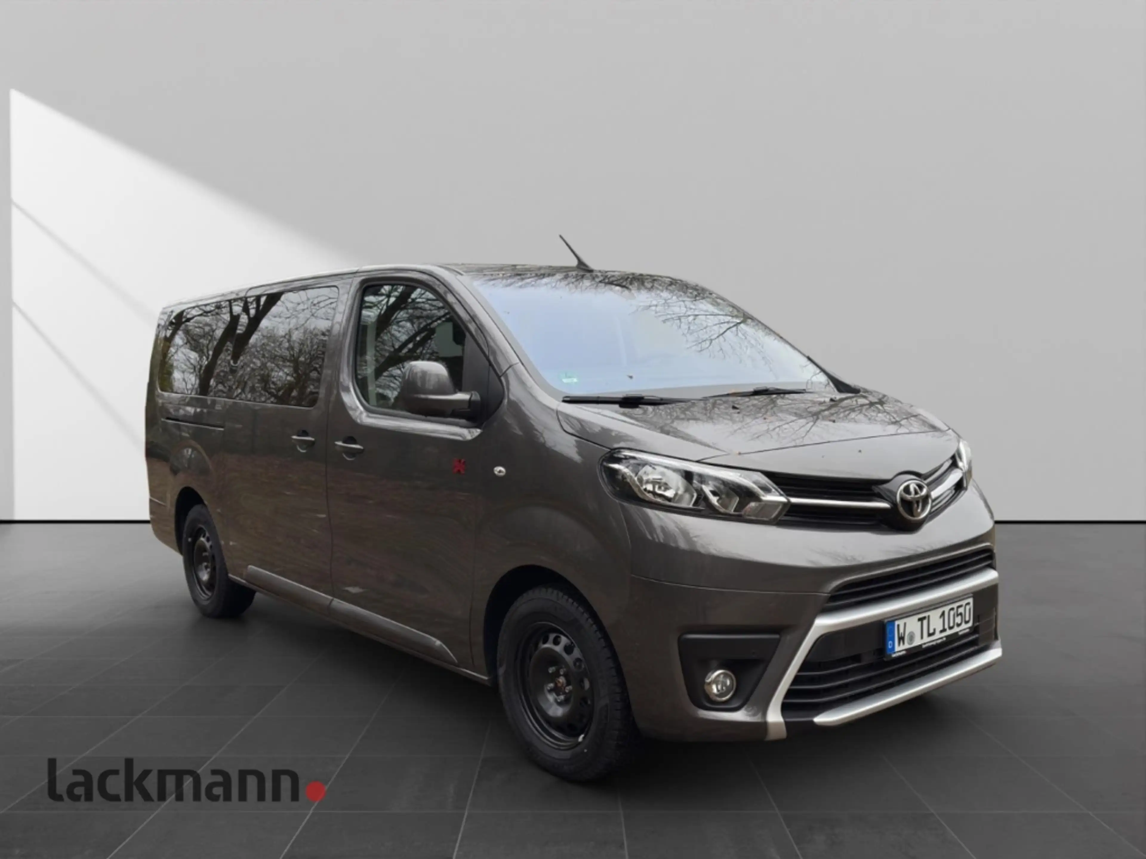 Toyota Proace 2.0 L2 4X4 Shuttle Comfort Verso 9 Sitzer — photo 3