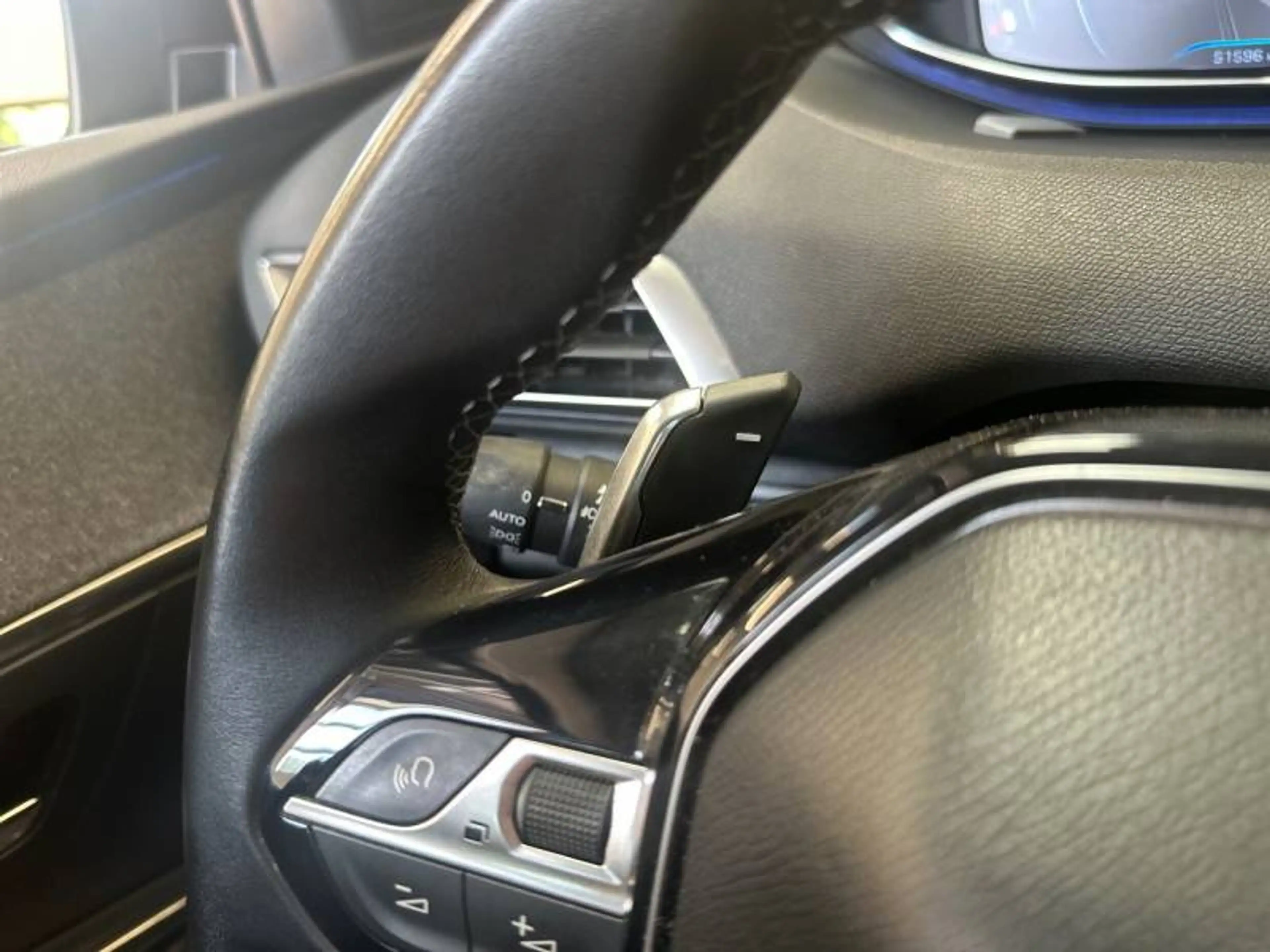 Peugeot 3008 2 1.2 PureTech 96kW S&S Auto Allure — photo 16