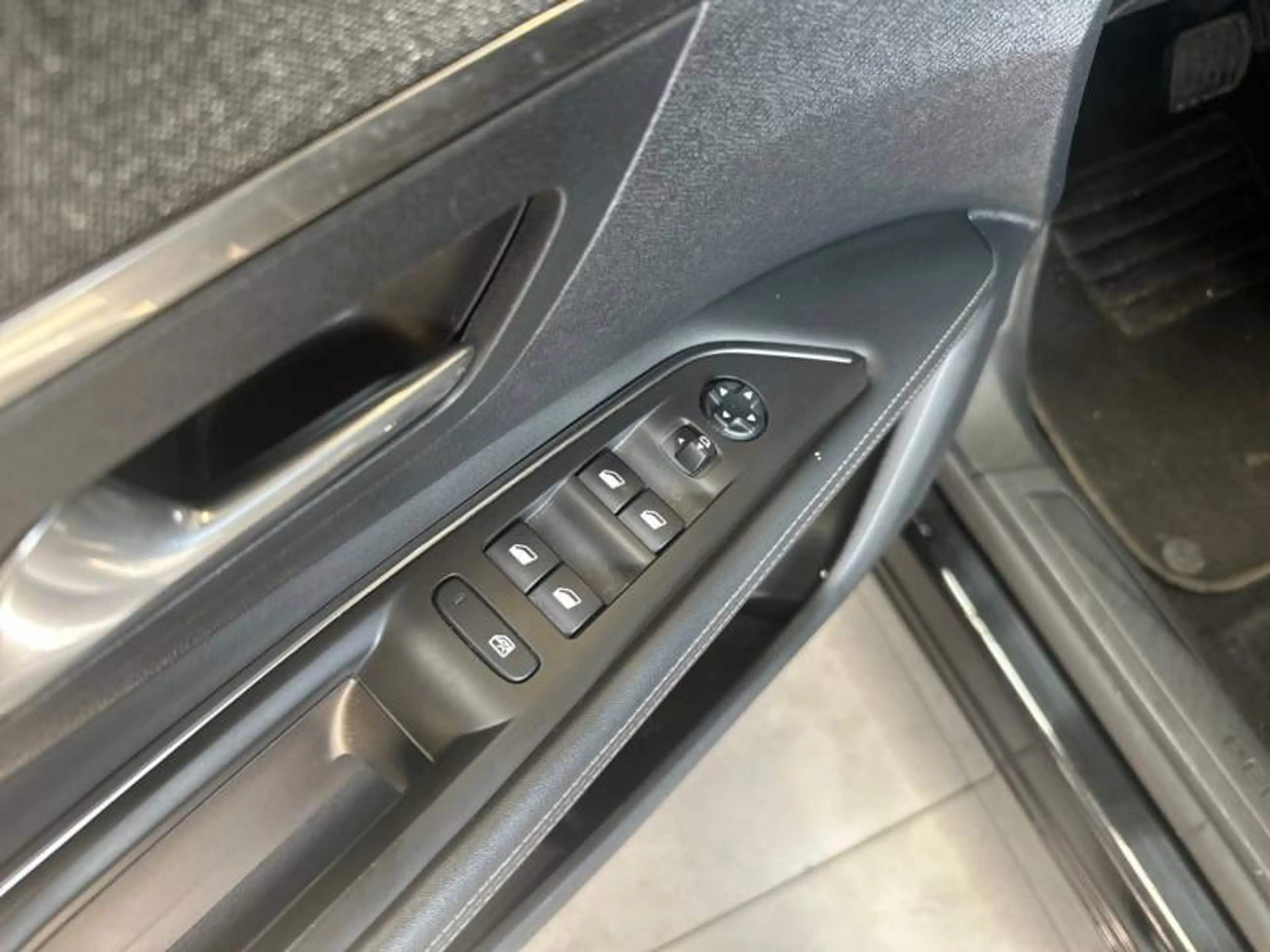Peugeot 3008 2 1.2 PureTech 96kW S&S Auto Allure — photo 12
