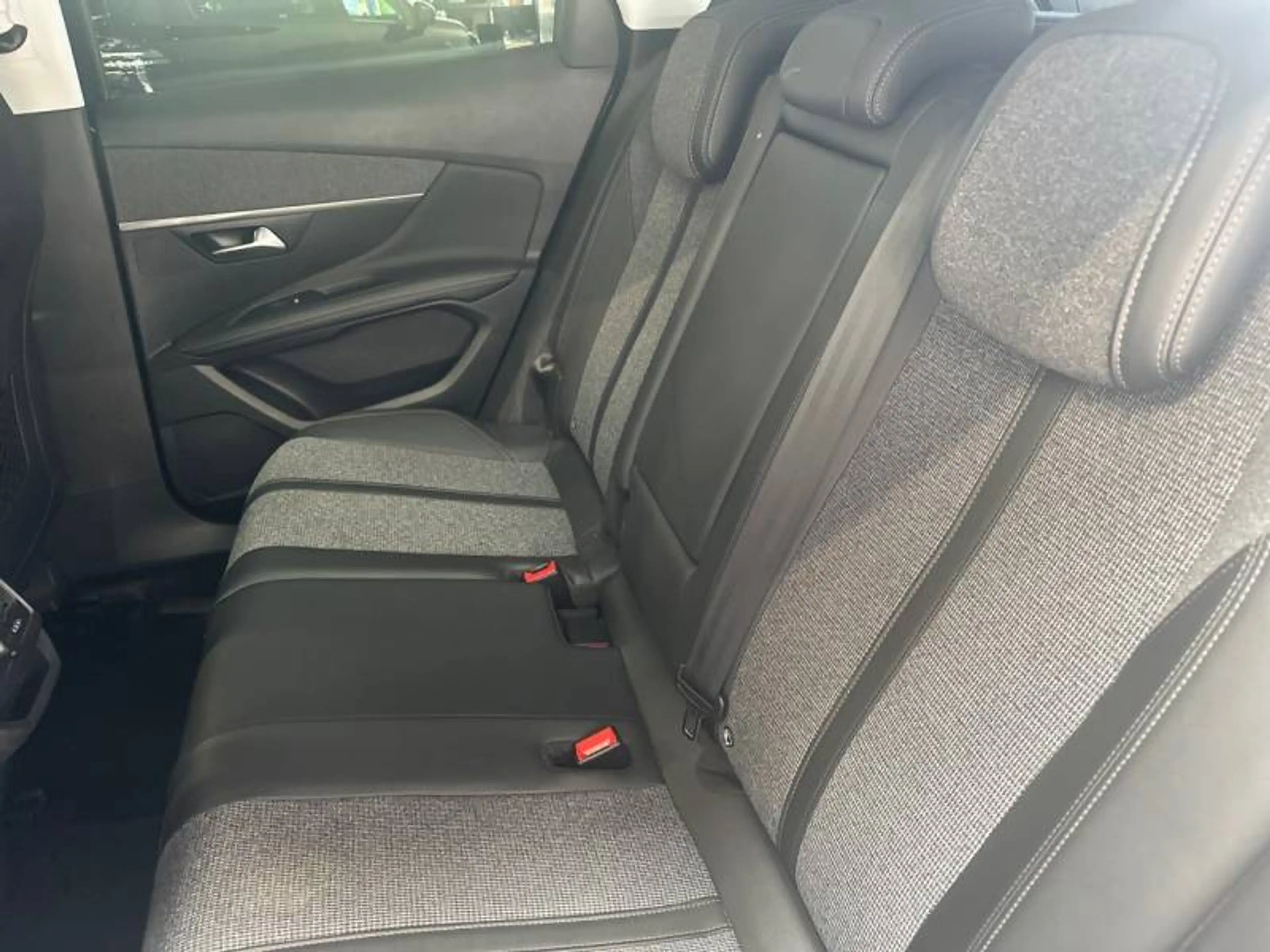 Peugeot 3008 2 1.2 PureTech 96kW S&S Auto Allure — photo 10