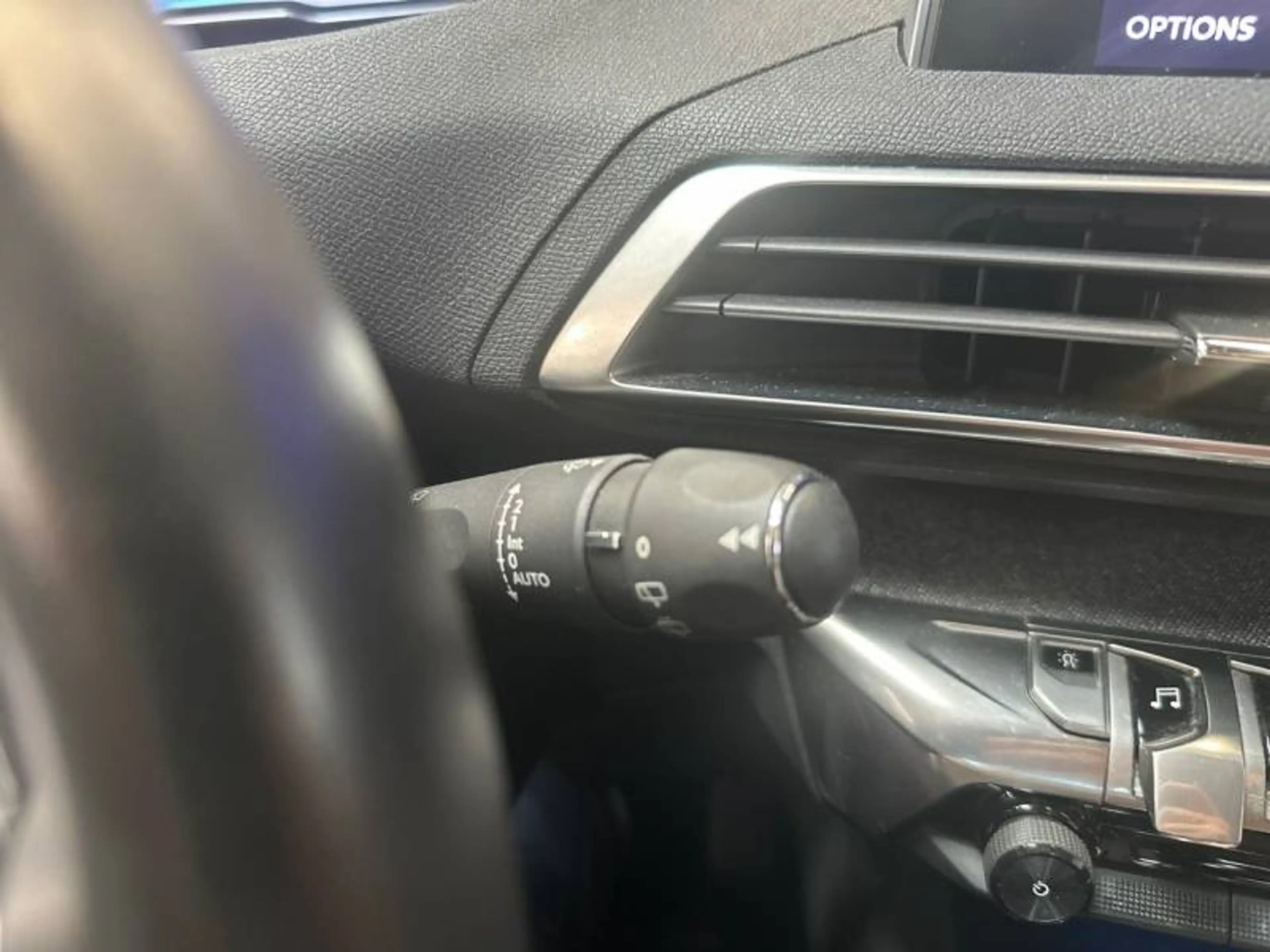 Peugeot 3008 2 1.2 PureTech 96kW S&S Auto Allure — photo 17
