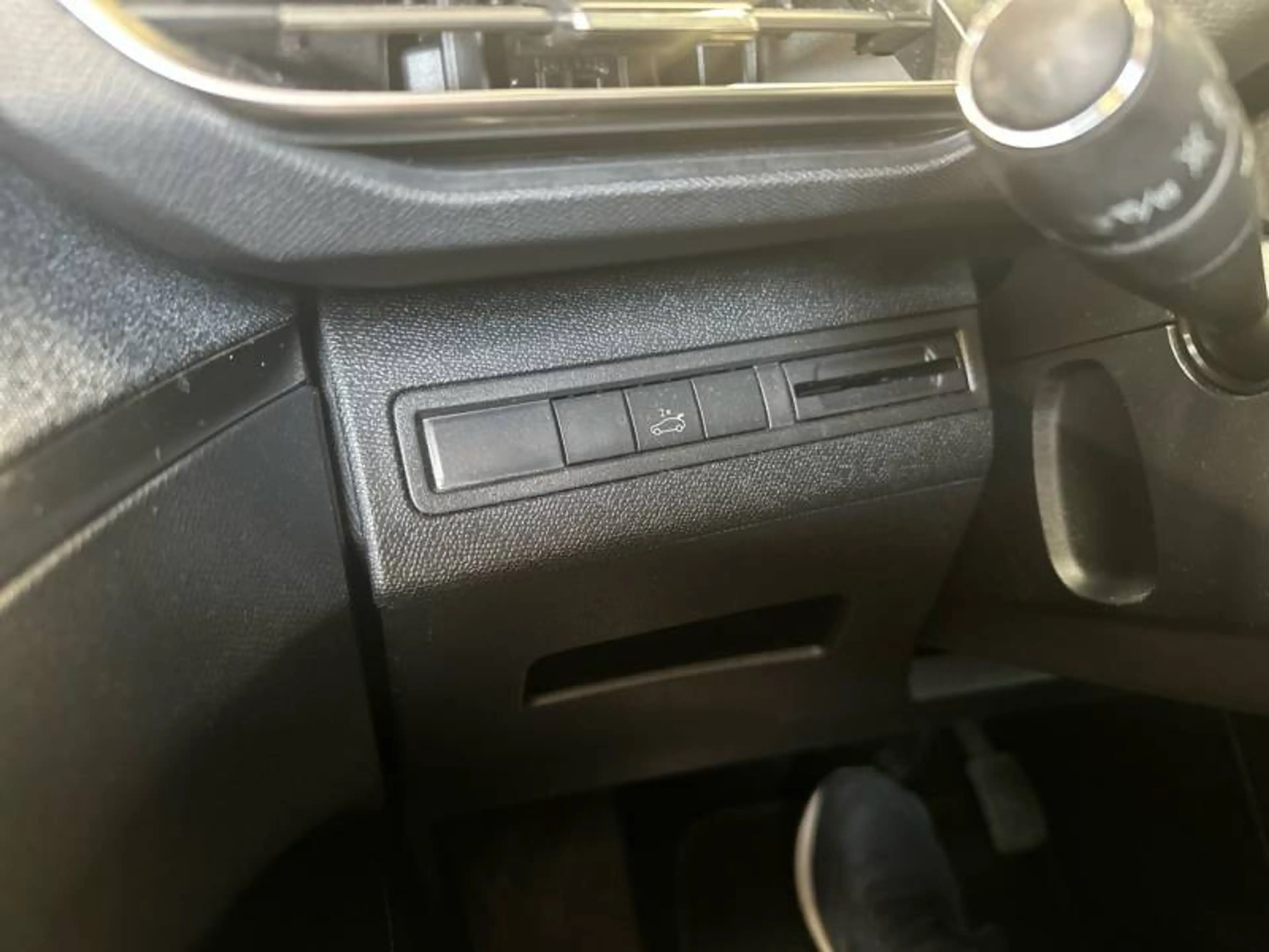 Peugeot 3008 2 1.2 PureTech 96kW S&S Auto Allure — photo 14