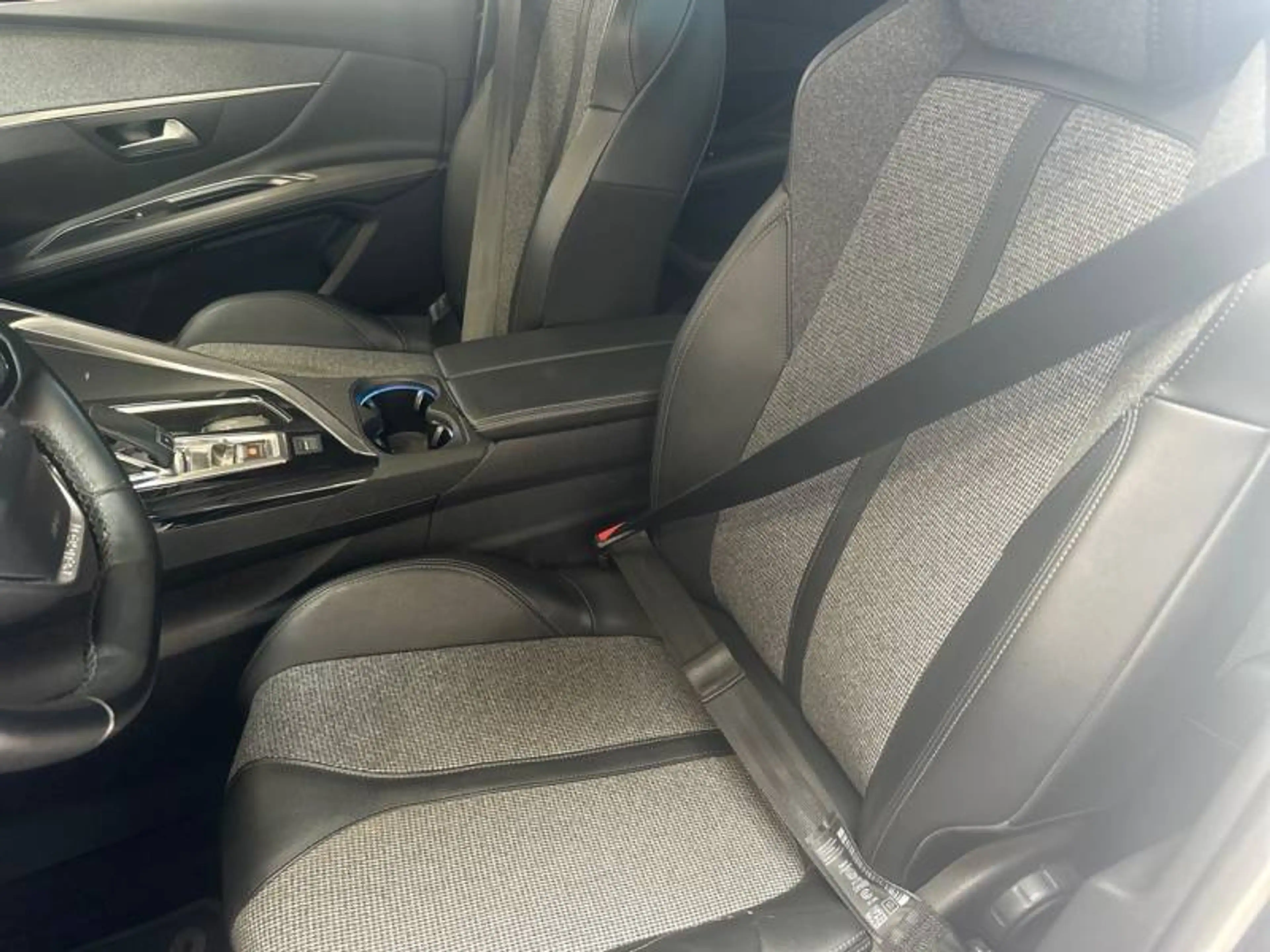Peugeot 3008 2 1.2 PureTech 96kW S&S Auto Allure — photo 9