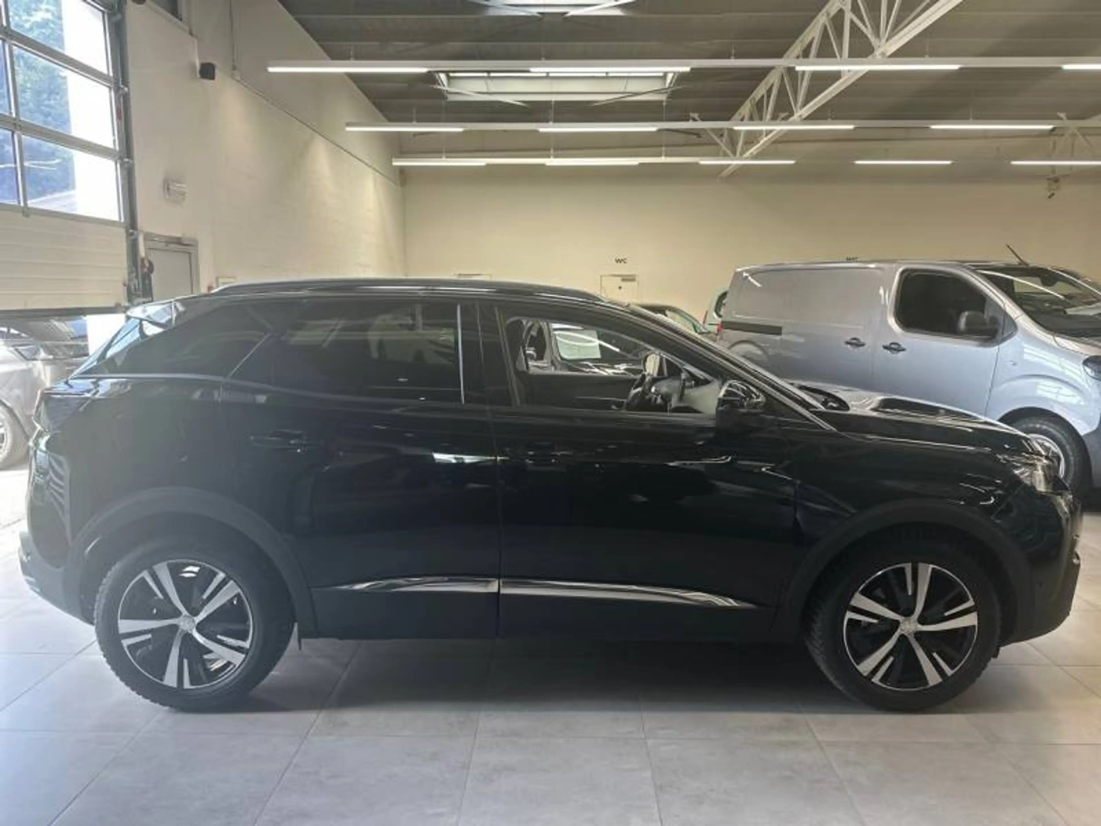 Peugeot 3008 2 1.2 PureTech 96kW S&S Auto Allure — photo 4
