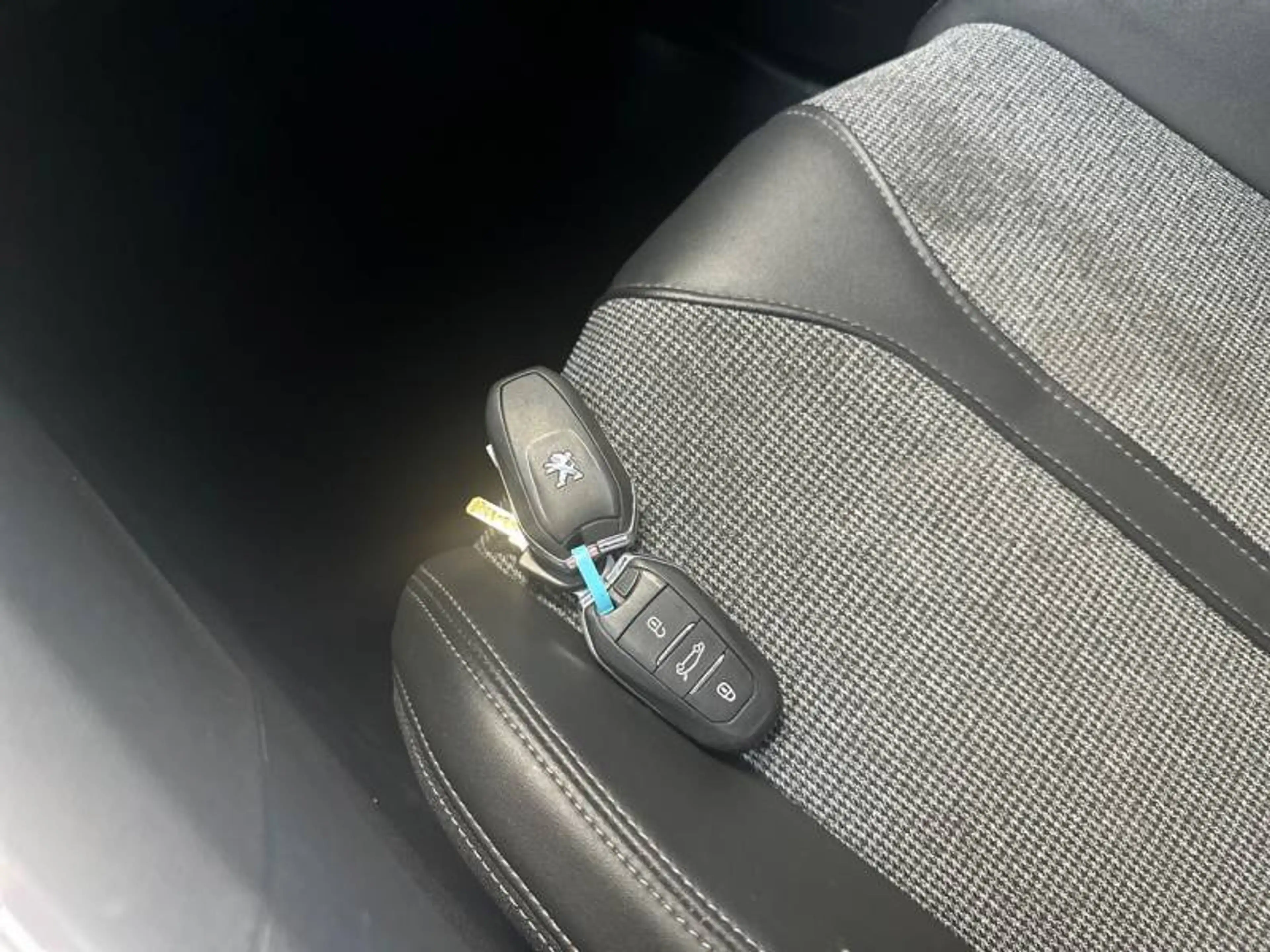 Peugeot 3008 2 1.2 PureTech 96kW S&S Auto Allure — photo 23