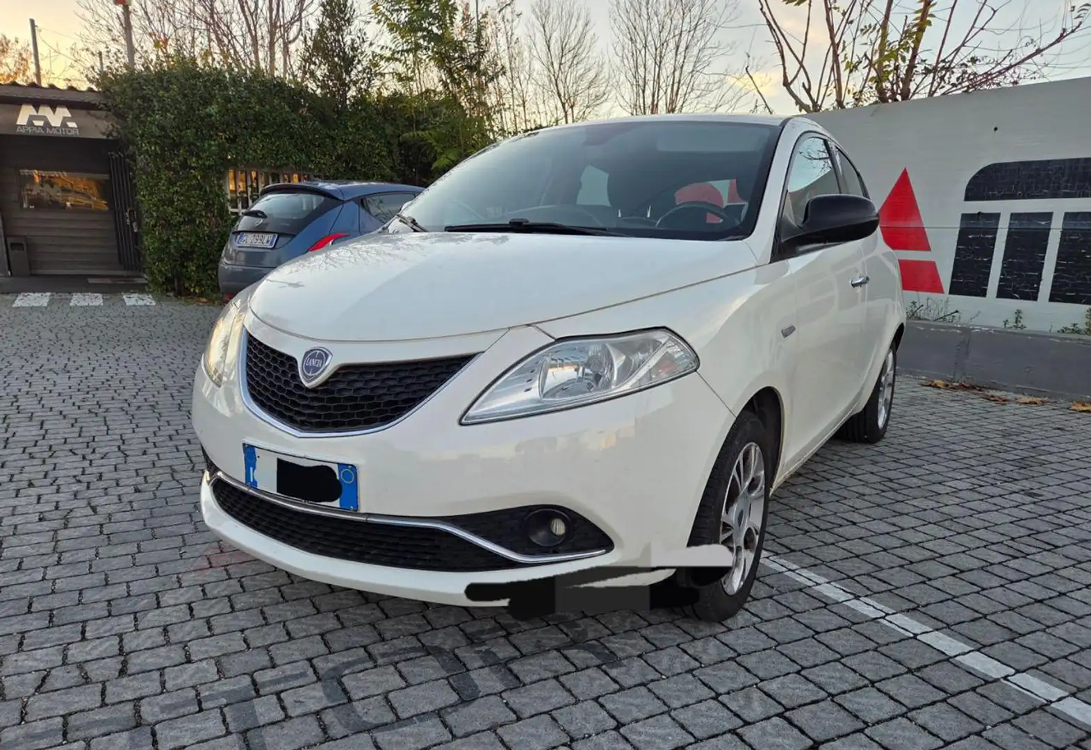 Lancia Ypsilon 0.9 TwinAir 85 CV 5 porte Metano Ecochic Gold Bianco - 1