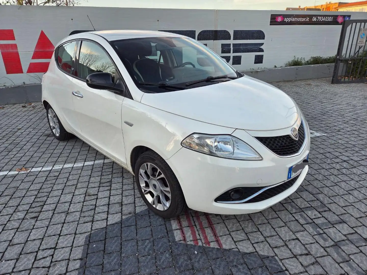 Lancia Ypsilon 0.9 TwinAir 85 CV 5 porte Metano Ecochic Gold Bianco - 2