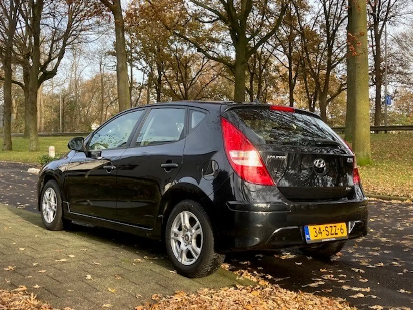 Hyundai i30 1.4 blue Classic Zwart - 2