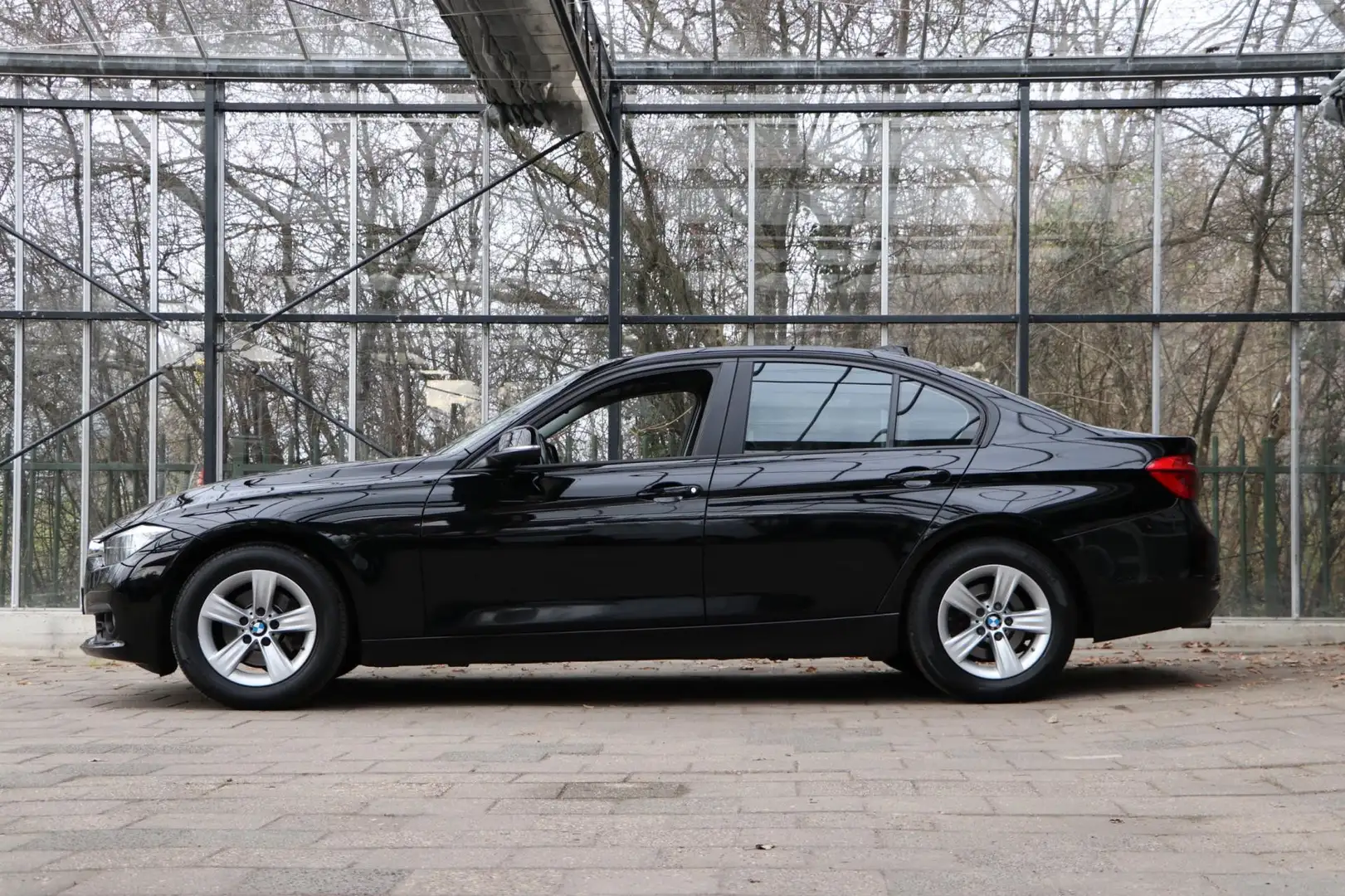 BMW 320 3-serie 320i Essential / NL-auto / Navi+PDC / Rijk Noir - 2