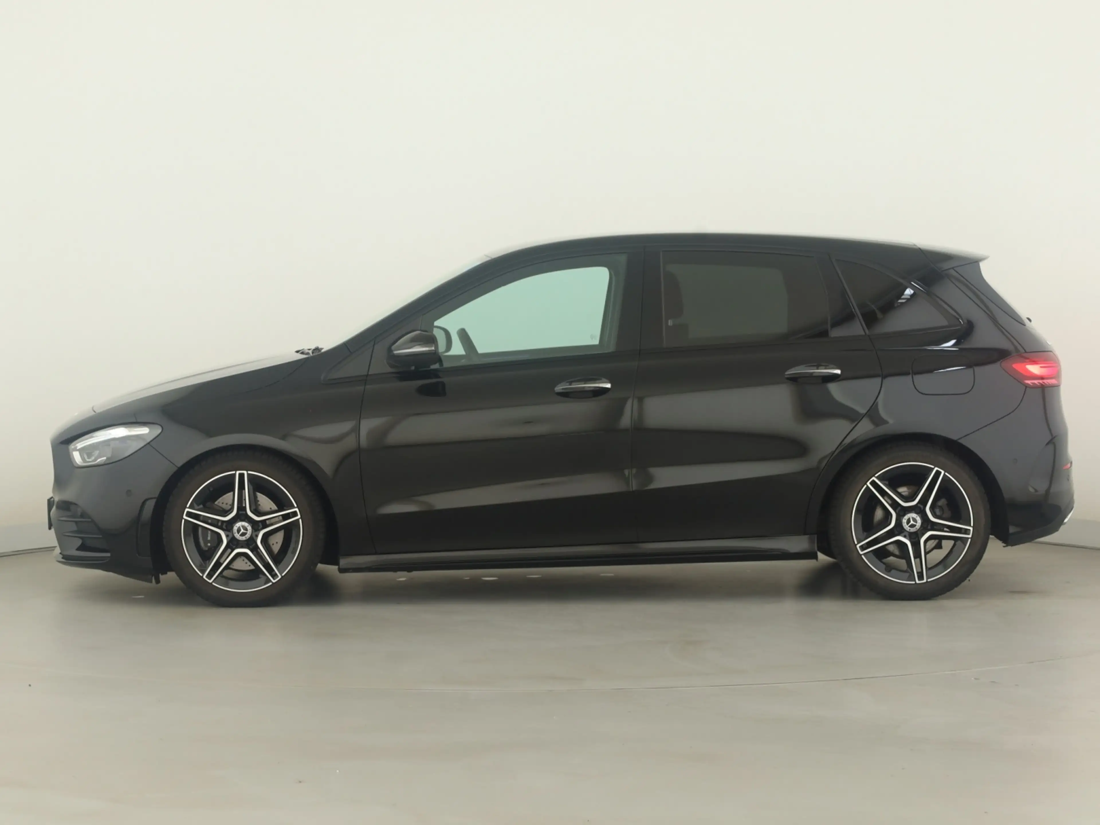 Mercedes-Benz B 220 4M *AMG-Line*Keyless*PTS*Kamera*Multibeam* — photo 7
