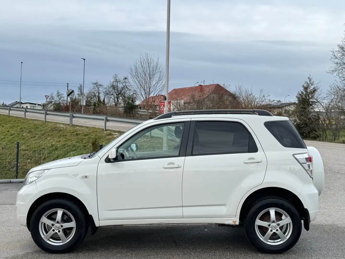 Daihatsu Terios 1,5Top*4WD*Aut.*Euro5*Fahrbereit*Klima*Sitzheizung Weiß - 2