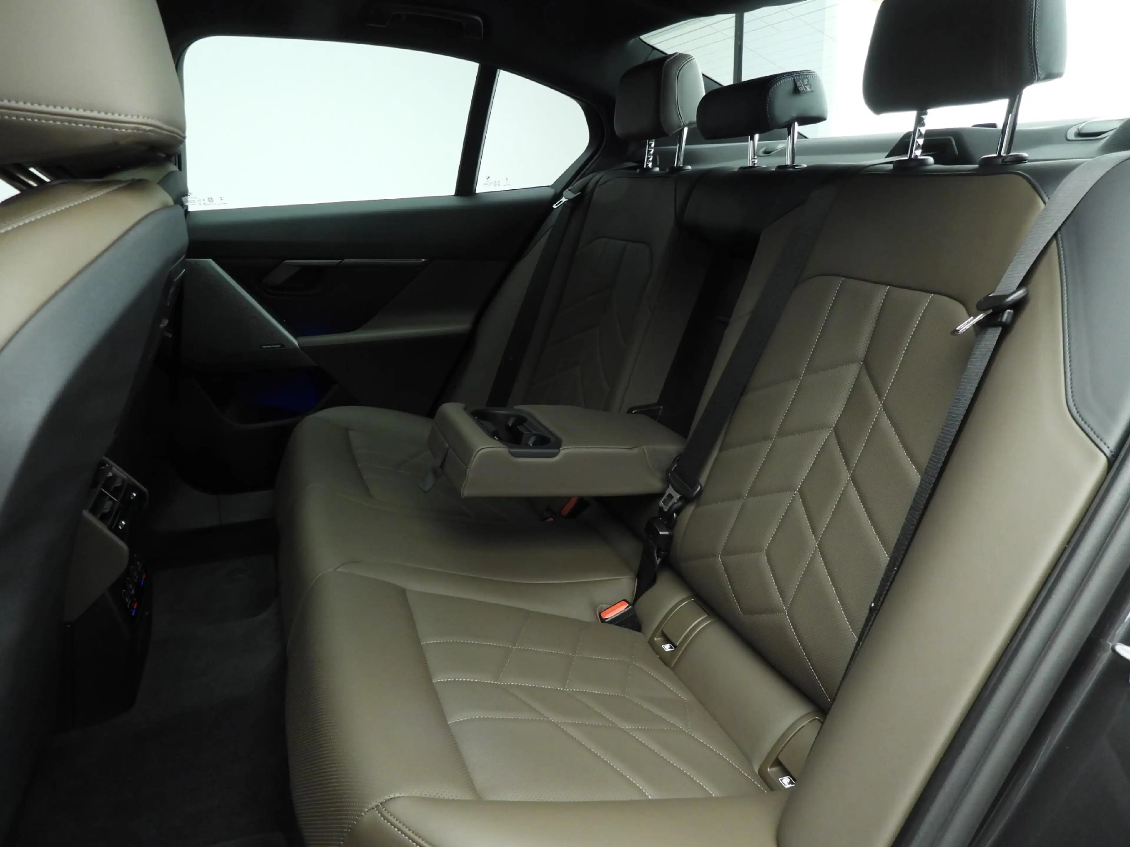 BMW i5 Sedan eDrive40 | M-Sportpakket | LED | HUD | Activ — photo 8