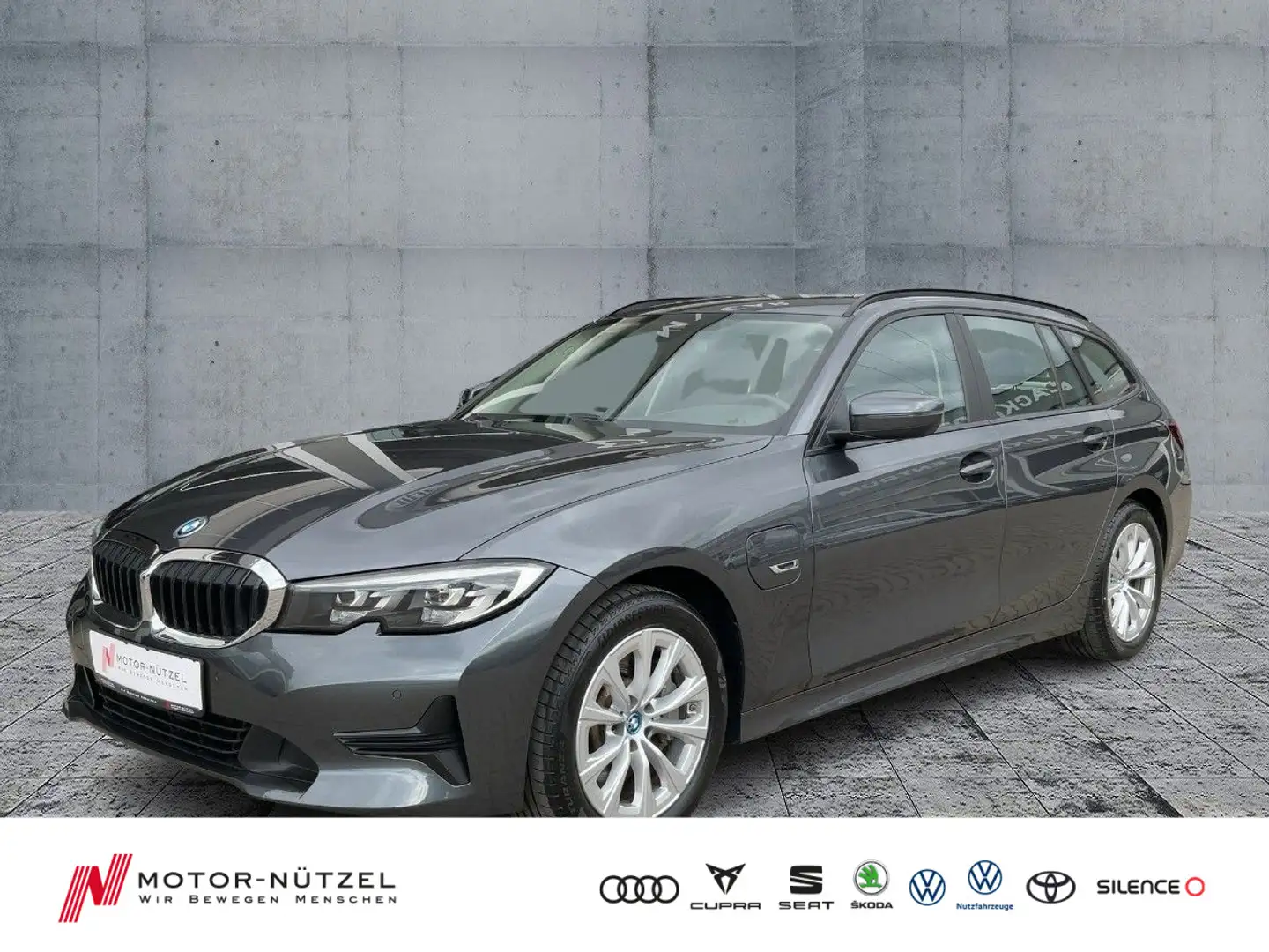 BMW 330 e Touring ADVANTAGE LED+NAVI+DAB+HuD+SHZ+17Z. Grau - 1