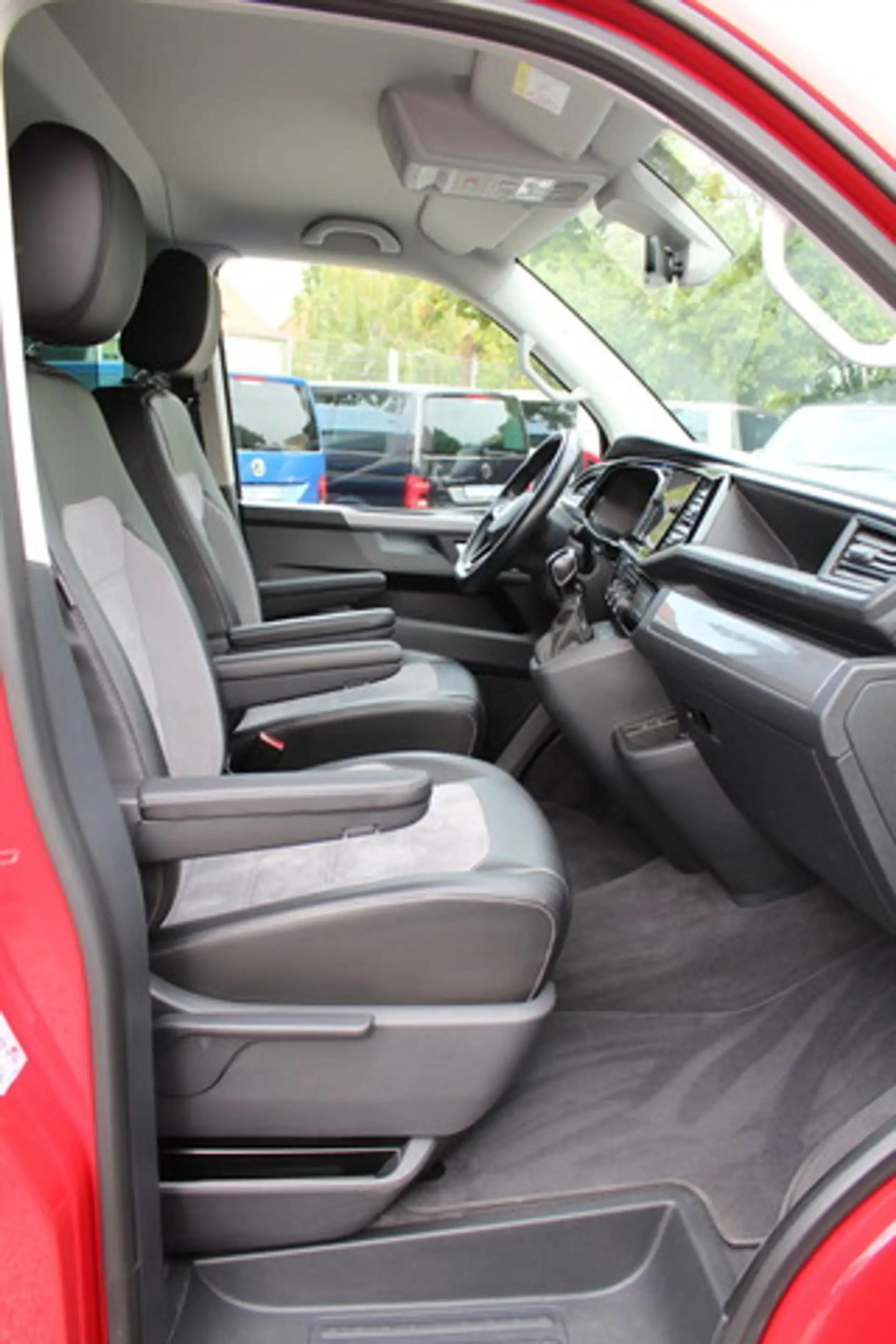 Volkswagen T6.1 Multivan Generation SIX 150PS DSG ACC AHK — photo 11