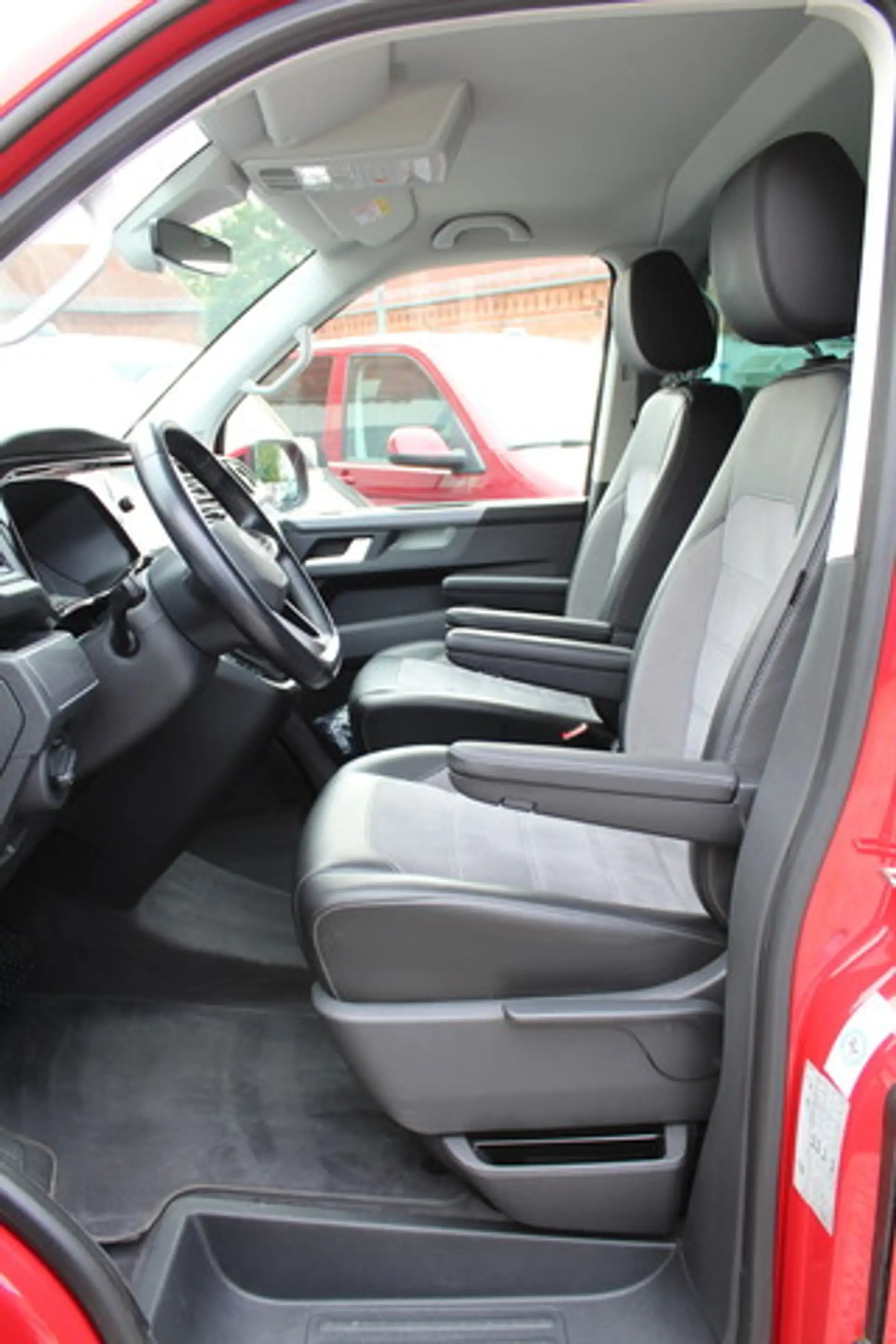 Volkswagen T6.1 Multivan Generation SIX 150PS DSG ACC AHK — photo 4