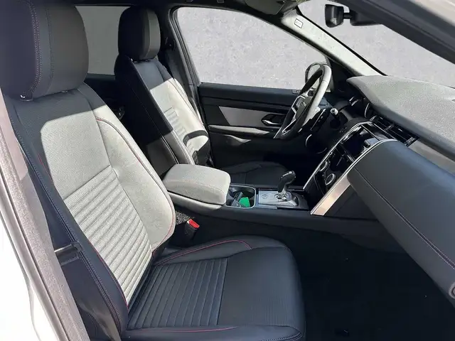 Land Rover Discovery Sport view 3