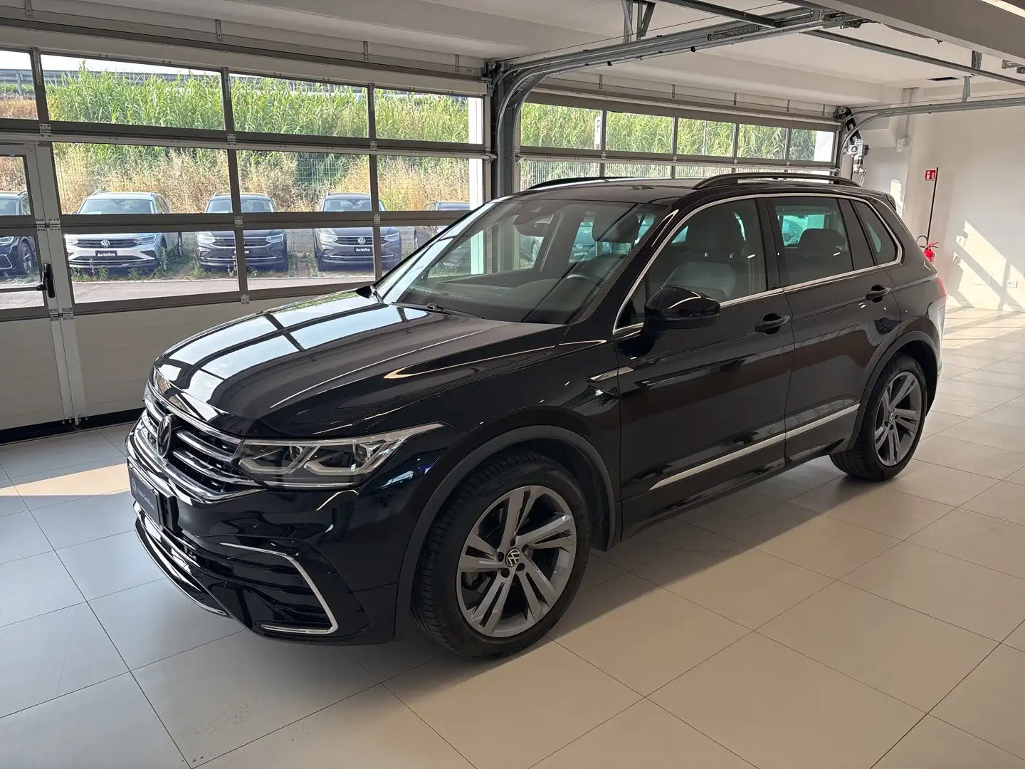 Volkswagen Tiguan R-LINE 2.0 TDI SCR 150 CV DSG Schwarz - 1