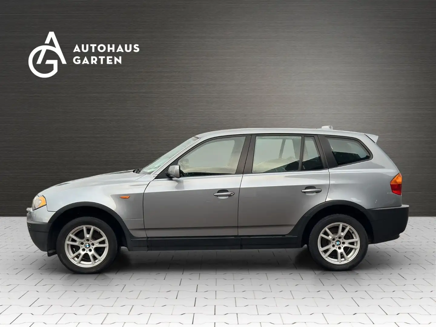 BMW X3 3.0i Xenon Navi Automatik SHZ PDC AHK Grau - 2