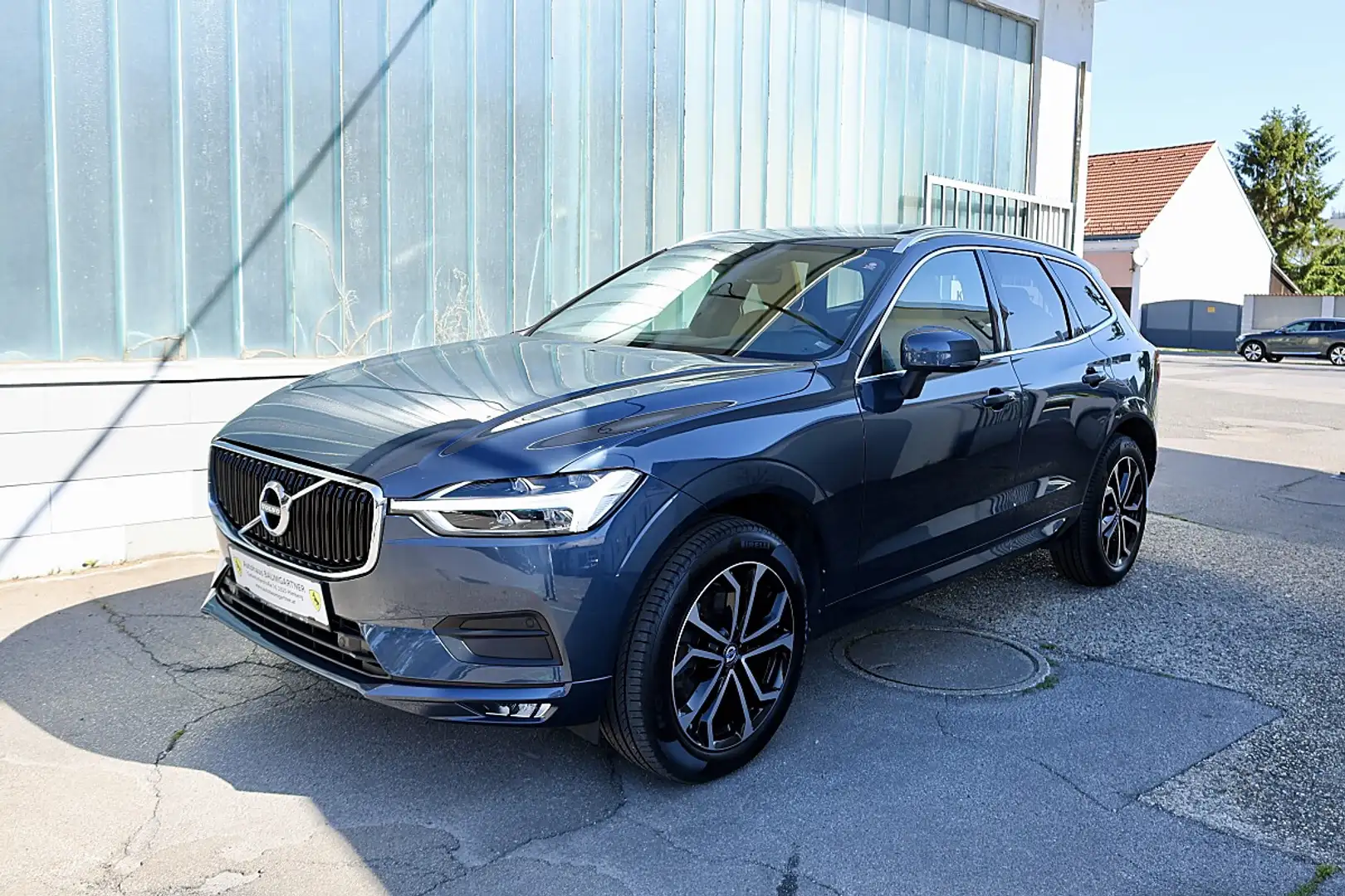 Volvo XC60 B5 Momentum Pro AWD Geartronic Blau - 2