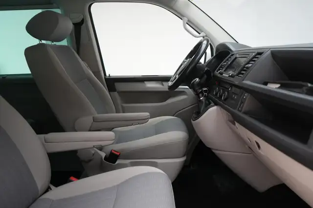 Volkswagen Caravelle view 6